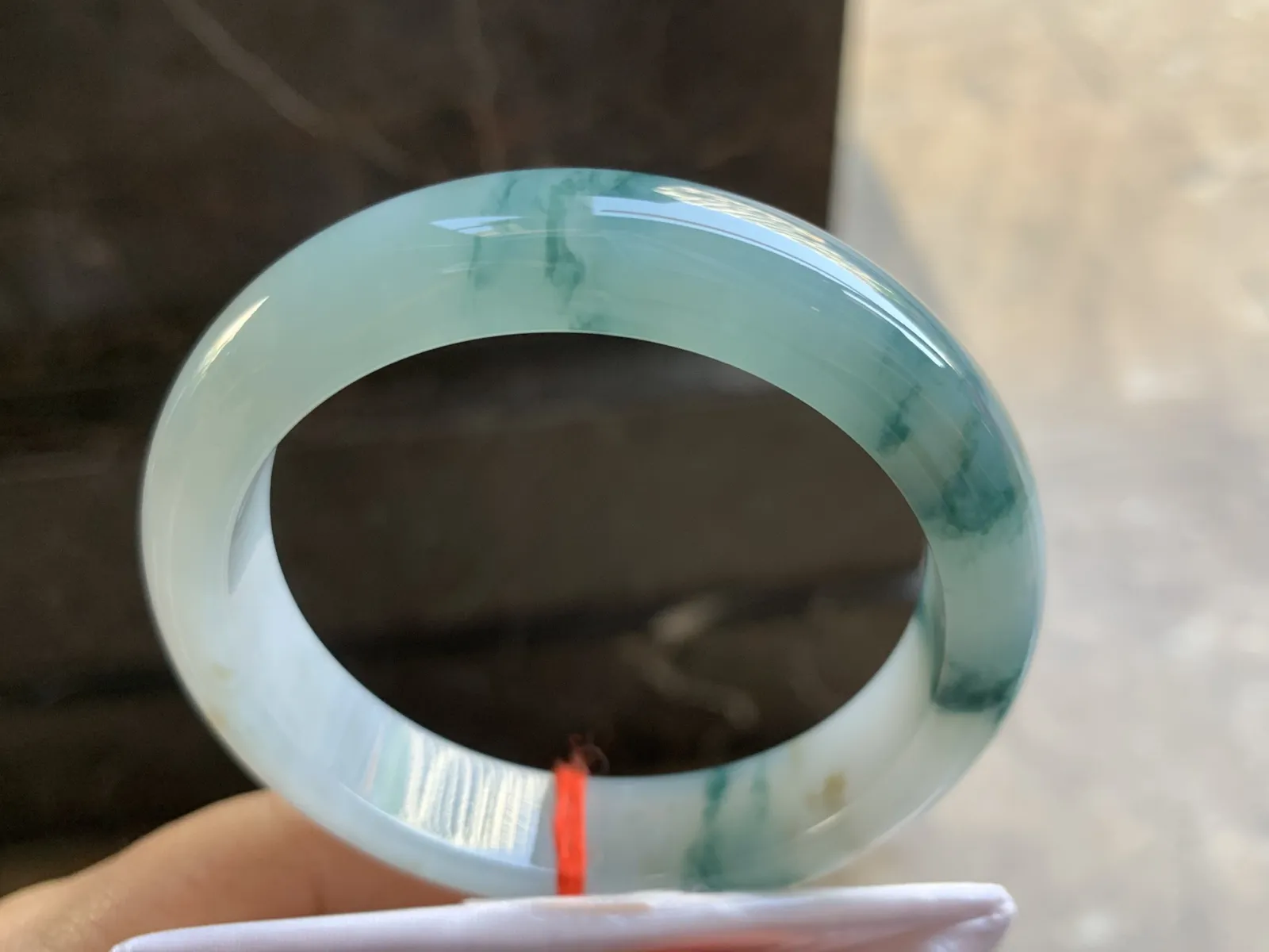 55-12.8-8mm
糯冰飘花手镯 底子细腻 水润 局部撒金