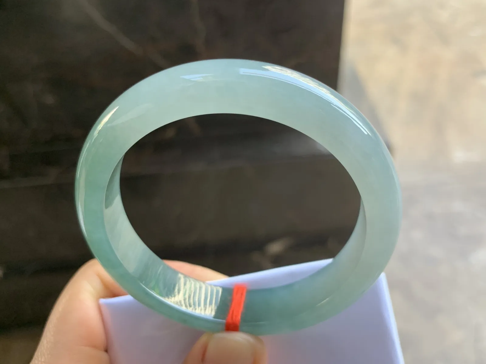 56.5-12.6-8mm
冰种蓝水手镯 水润光泽 底色漂亮