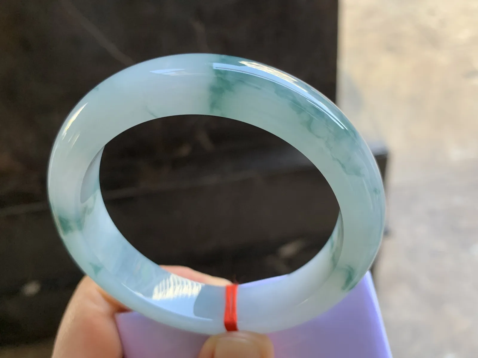 58-13.3-9.3mm
糯冰飘花手镯 底子细腻 花色均匀灵动