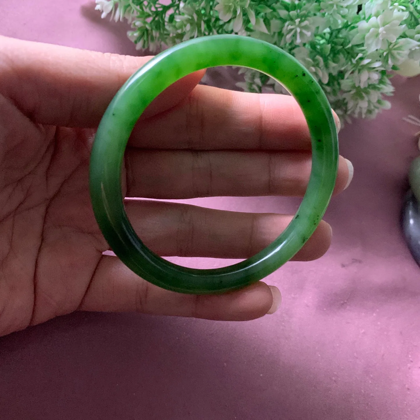 和田玉61.5圈口碧玉冰底阳绿色圆条手镯，镯型古朴典雅。在诗情画意的雨巷相遇，你是我腕间的一抹风情，有你眸有深情.清风荡漾湖间静水，我愿俯身低眉，在烟波涟漪处寻