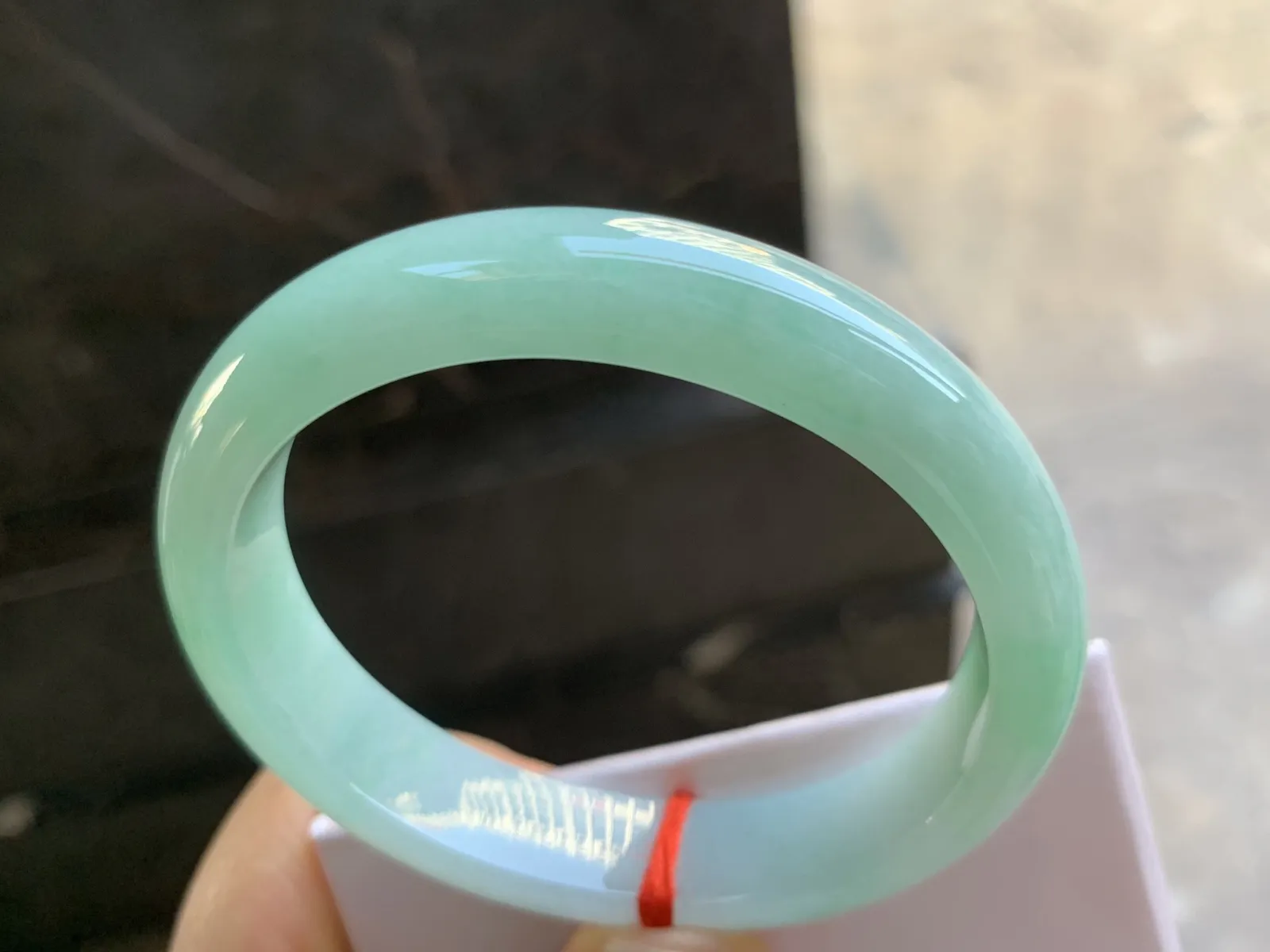 56-12.7-7.5mm
带色贵妃手镯 底子细腻 水润清新 正圈54可带