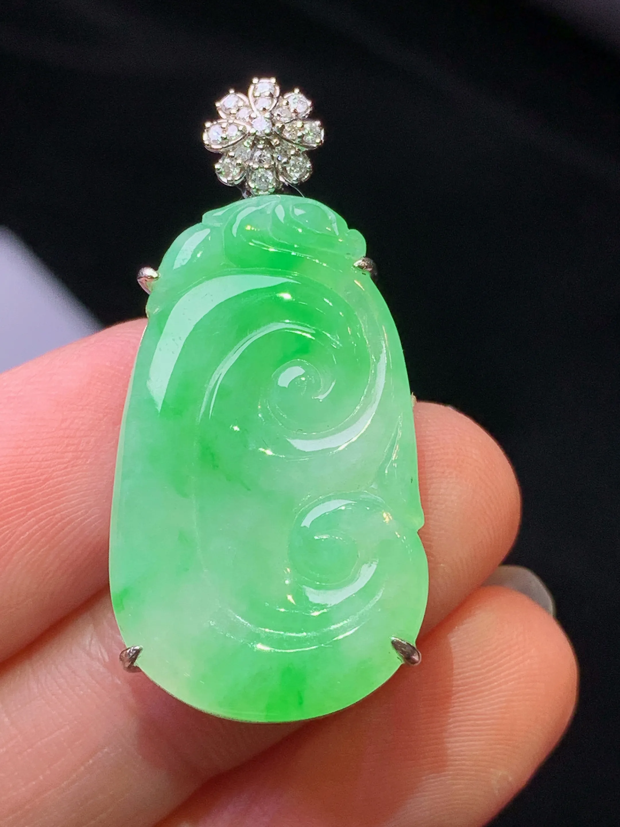 18k金钻镶嵌翠绿如意吊坠 玉质细腻 色泽艳丽清新 整体尺寸35.2*16.6*6.2