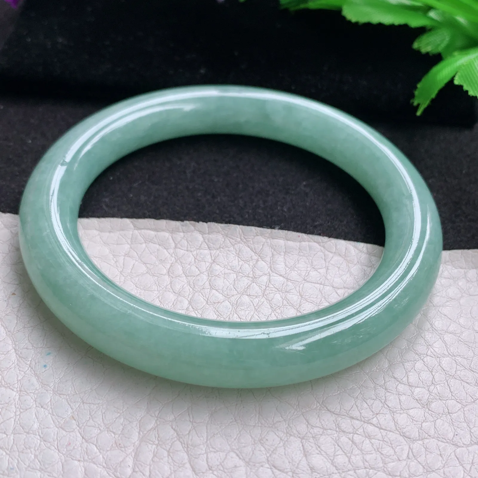 n实拍59*10.3美人镯 天然缅甸翡翠甜绿圆条玉手镯 叮当镯