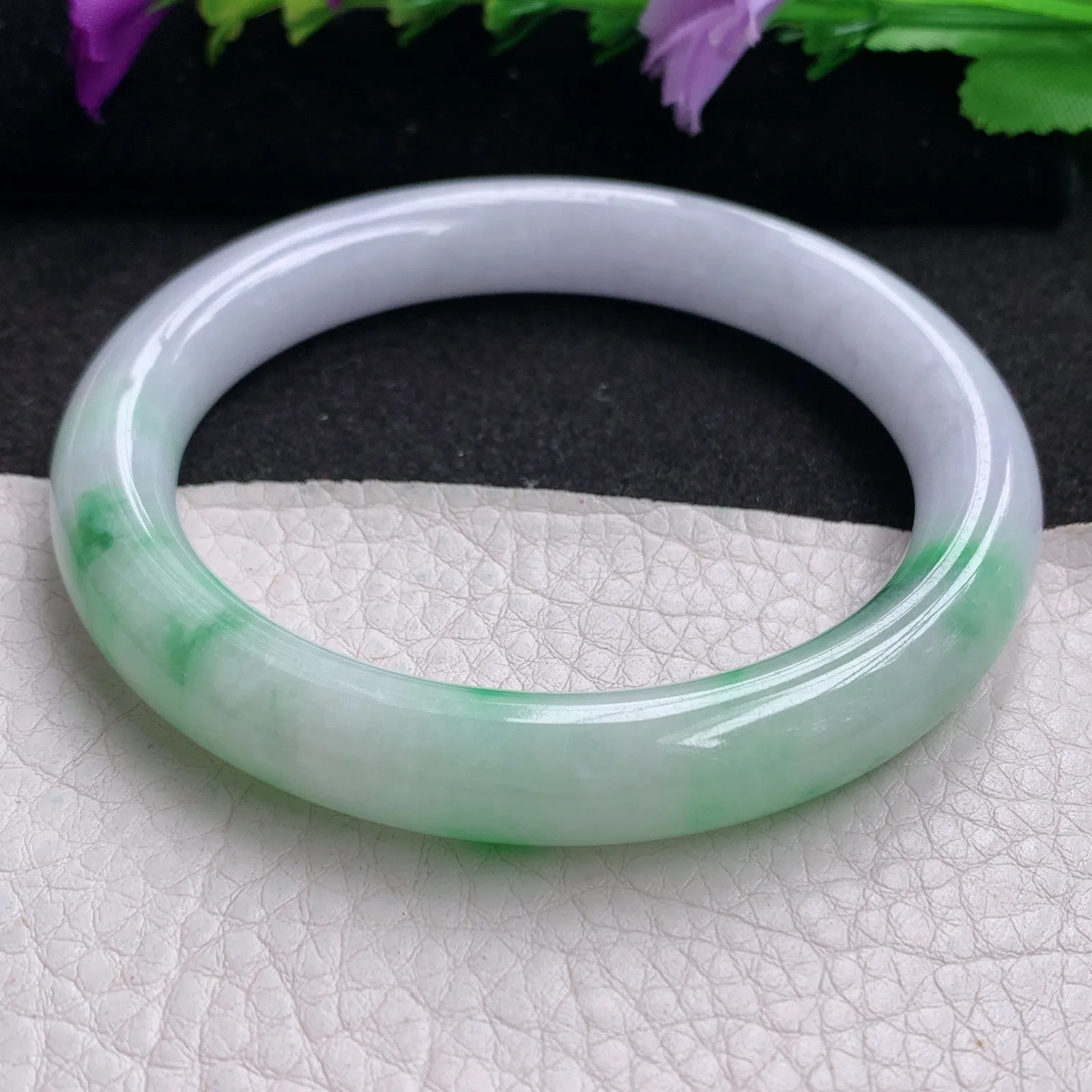 yh实拍59*10*9.5美人镯 天然缅甸翡翠春带彩圆条玉手镯 玉手环