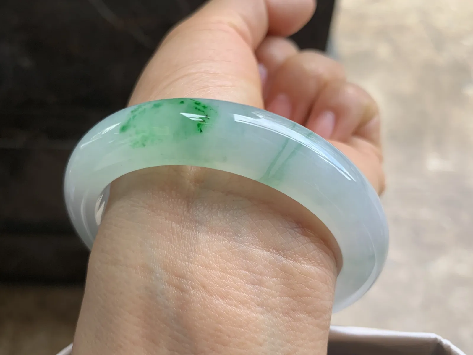 55.5-12.7-8.9mm
冰种绿花手镯 水润光泽 花色漂亮 推荐