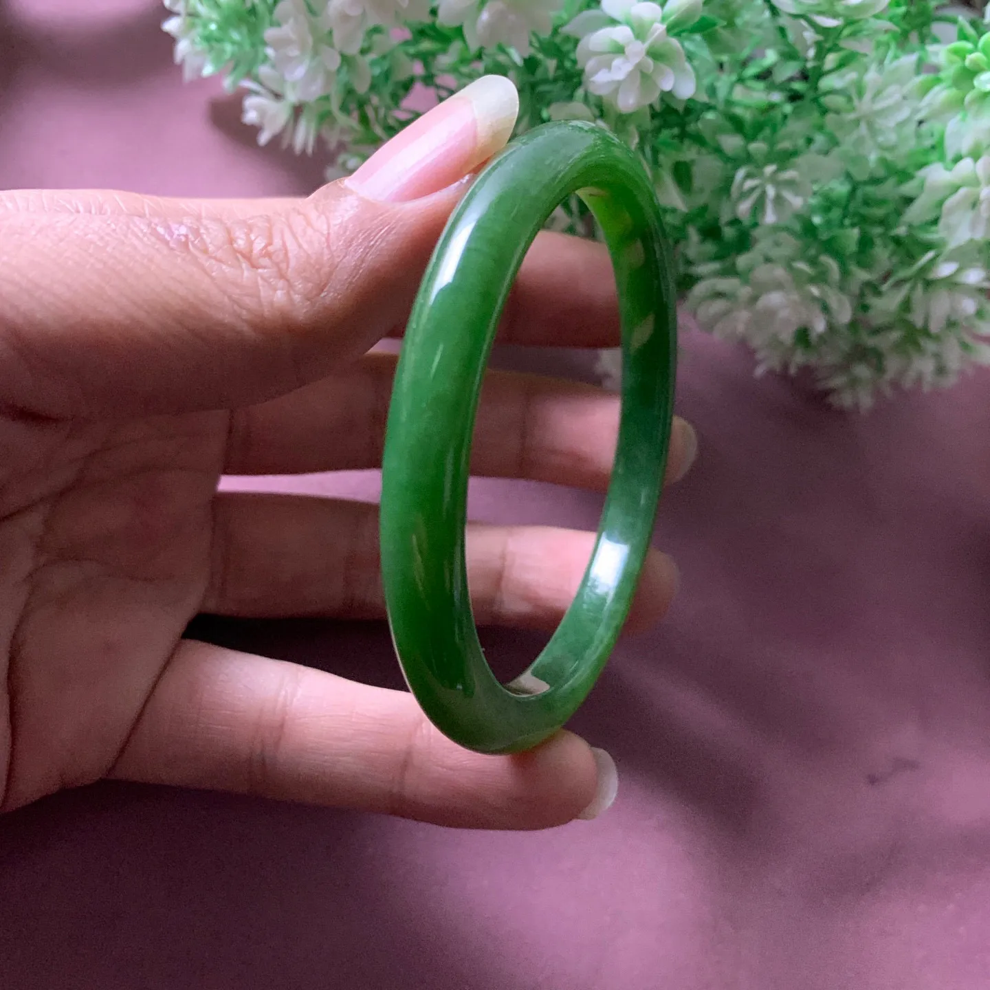收藏款，和田玉62圈口碧玉阳绿色手镯【挽间柔情】，镯型古朴典雅。在诗情画意的雨巷相遇，你是我腕间的一