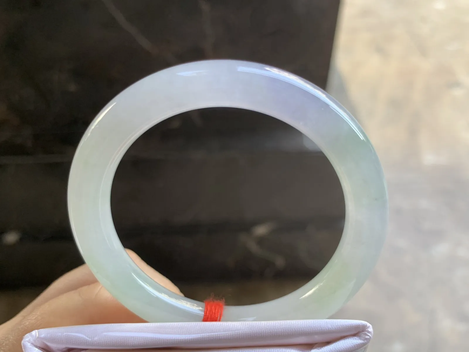 52.5-9mm
冰种淡春彩圆条手镯 底子细腻 水润漂亮