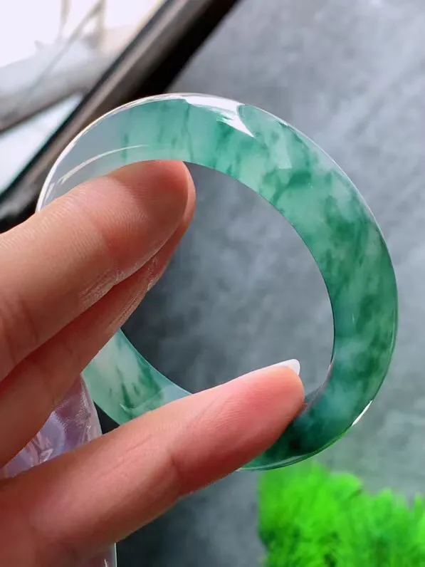 【翡翠名称】老种冰飘花54.3贵妃圈口手镯
【翡翠尺寸】54.2/12.2/7.8mm短径47.3适合51.5-52.5正圈口佩戴
【翡翠描述】宝贝种老水足，玉质细腻，色泽靓丽，性价比高，佩戴效果好！
【其它赠送】权威证书/精美挂绳盒子/支持全国复检