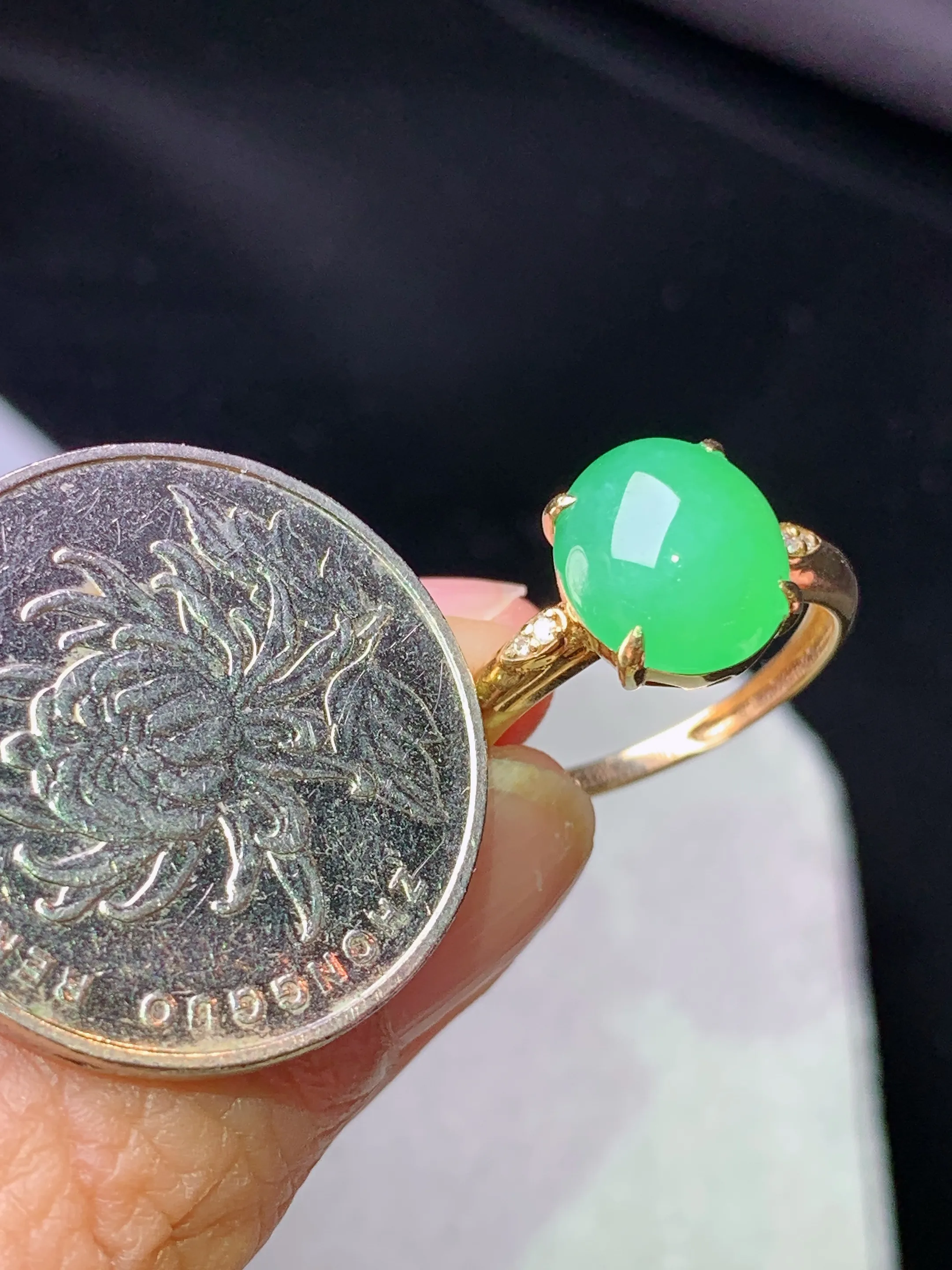 18k金镶嵌翠绿蛋面戒指 玉质细腻 色泽艳丽清新 圈口13.5 裸石尺寸10.3*8.8*4.8