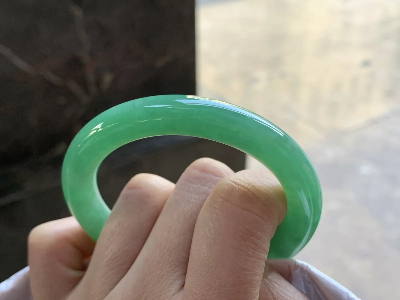 53-9.2-8.6

绿色圆条手镯^_^鲜艳 玉质温润