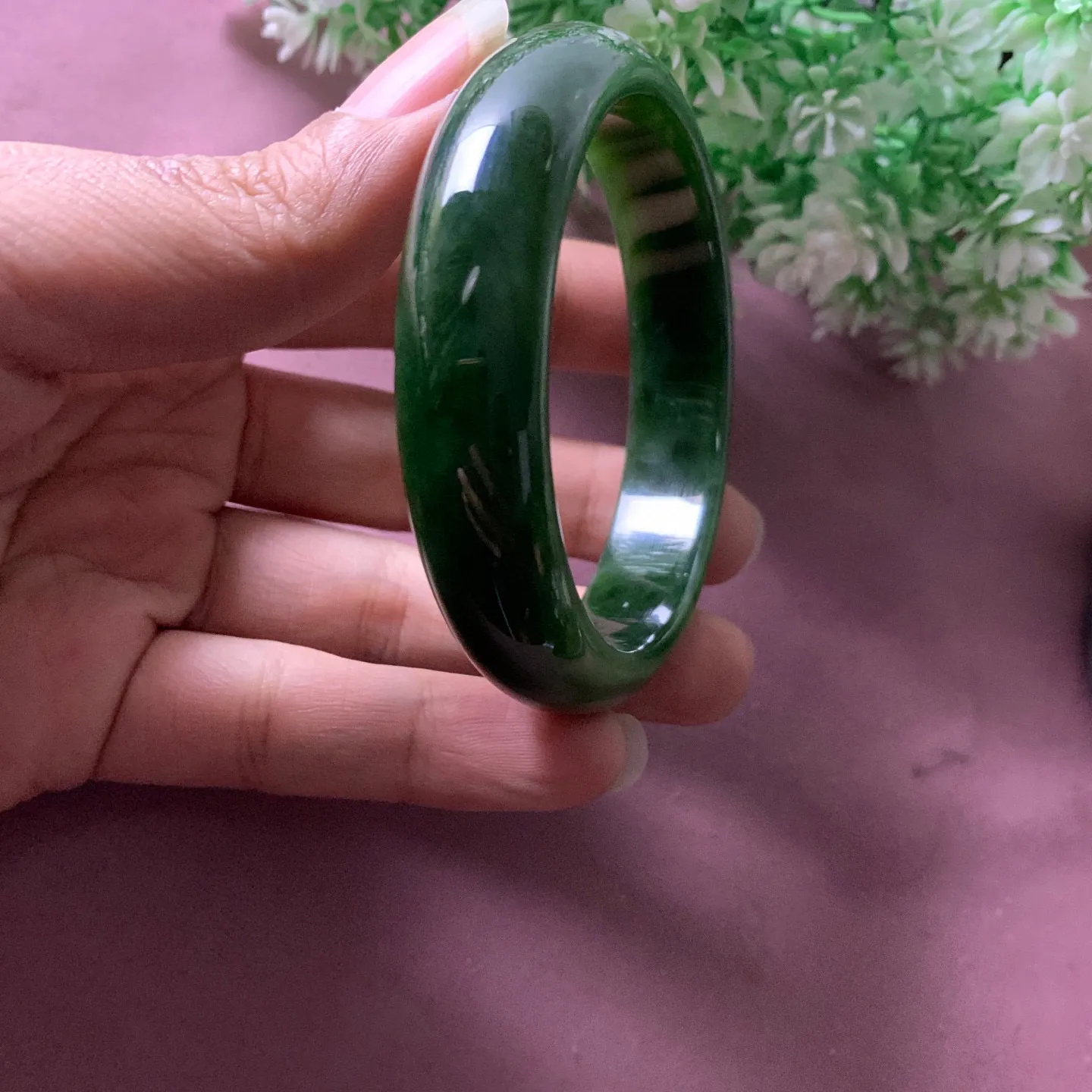 和田玉60圈口碧玉菠菜绿宽条手镯【挽间柔情】，镯型古朴典雅。在诗情画意的雨巷相遇，你是我腕间的一抹风情，有你眸有深情.清风荡漾湖间静水，我愿俯身低眉，在烟波涟漪处寻