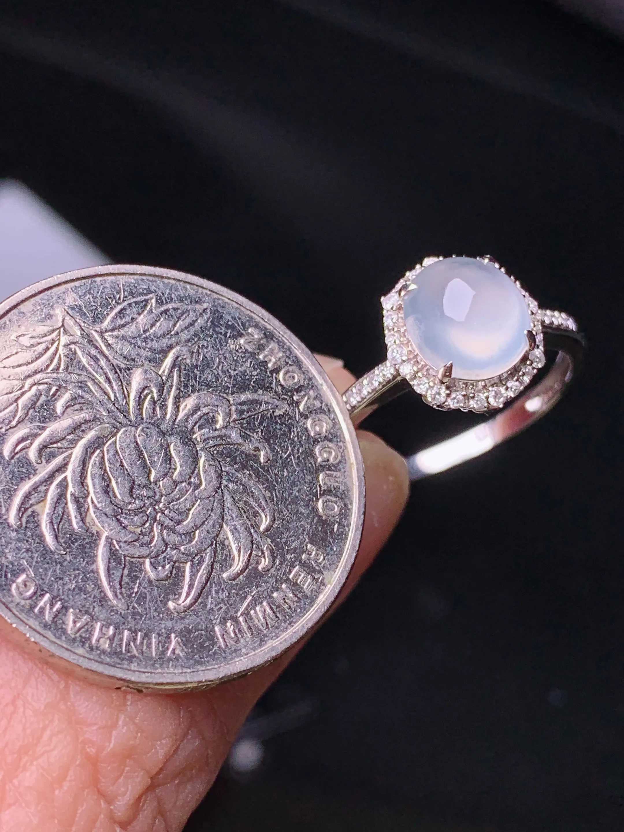 18k金钻镶嵌冰种蛋面戒指 玉质细腻 色泽艳丽清新 圈口13.5 整体尺寸10.2*9.3*7.8