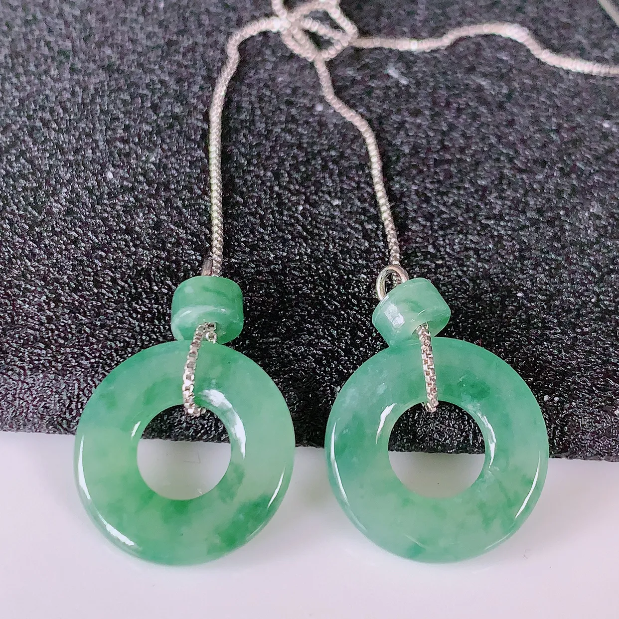 自然光实拍，冰种飘花翡翠一对平安扣耳坠，翠色灵动，玉质细腻，颜色漂亮，品相佳，佩戴佳品！配图银线 #187.2平安扣尺寸14-2.5mm