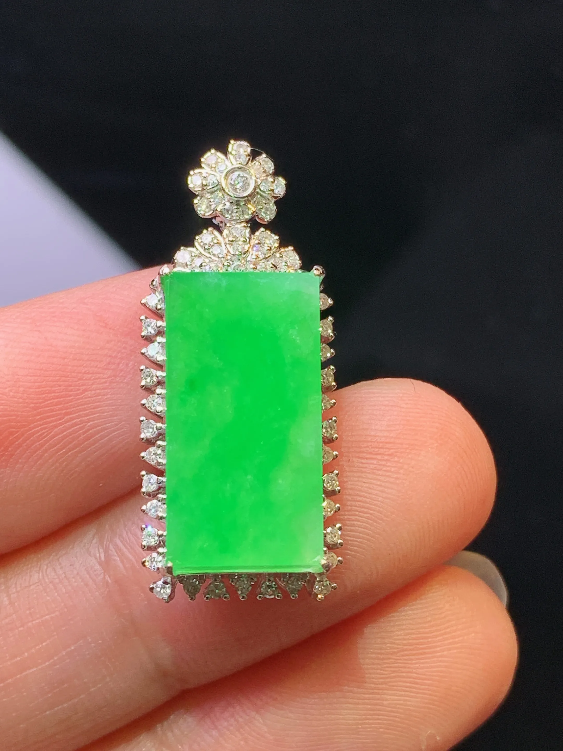 18k金钻镶嵌翠绿无事牌吊坠 玉质细腻 色泽艳丽清新 整体尺寸28.2*11.8*7