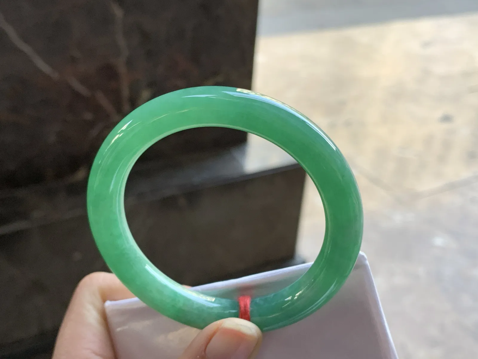 53-9.2-8.6

绿色圆条手镯^_^鲜艳 玉质温润