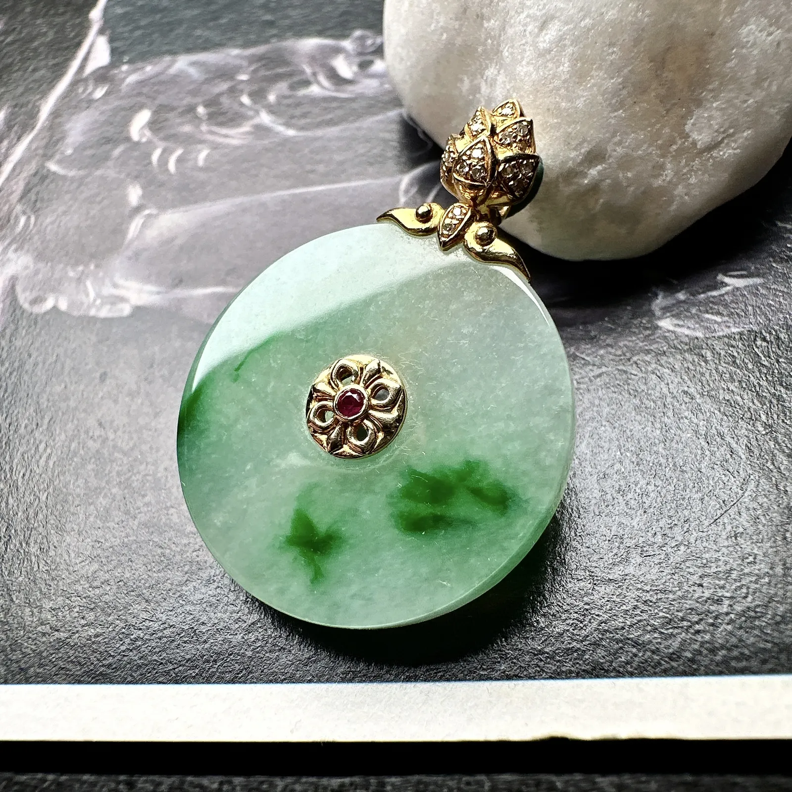 【冰糯种飘绿圆无事牌】质地细腻，种水色俱全，冰透闪亮，18k金钻镶嵌，裸石尺寸毫米
