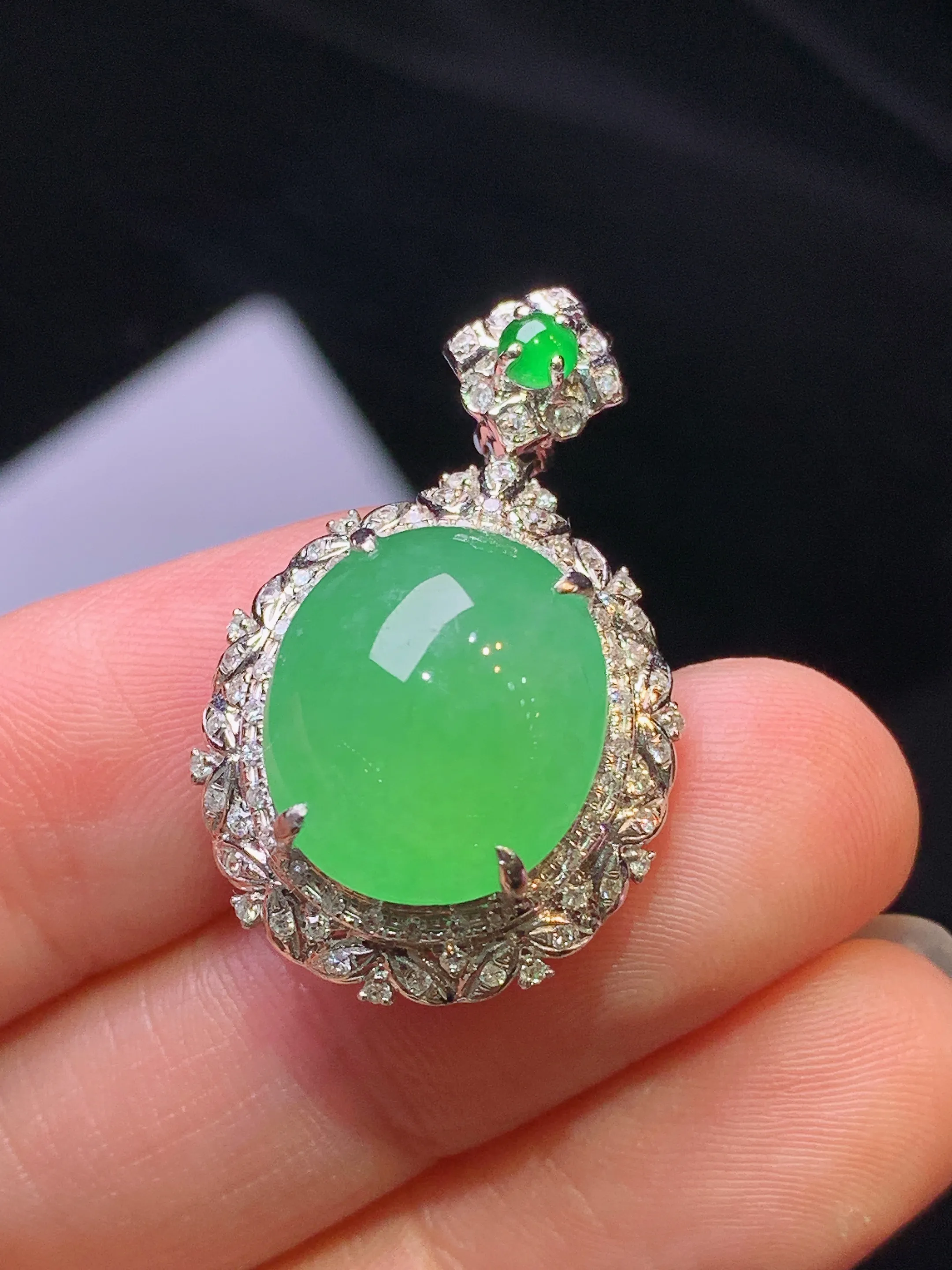 18k金钻镶嵌翠绿蛋面吊坠 玉质细腻 色泽艳丽清新 整体尺寸29*18*11.2