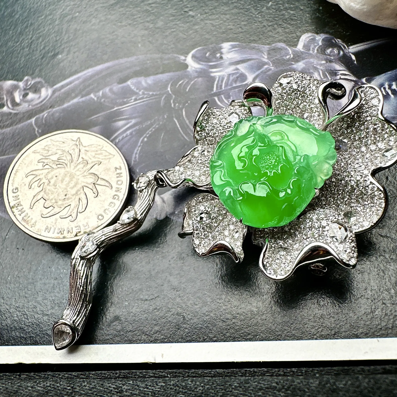 【冰种满绿牡丹花胸针】阳绿色泽，质地冰润，细腻起胶感，冰感十足，雕琢精美，18K金钻精美镶嵌，裸石尺寸20*20*6.5毫米