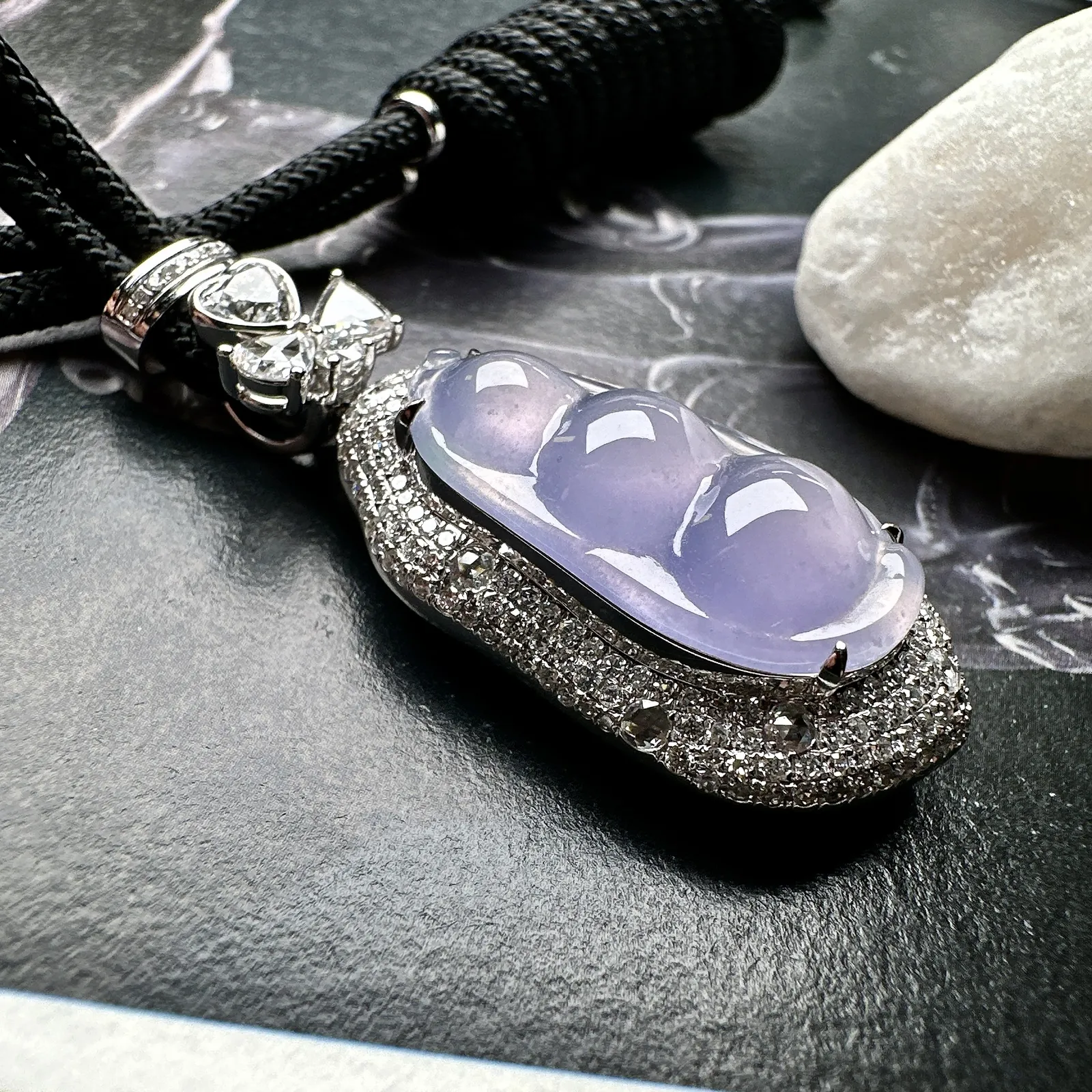 【冰种淡紫福豆吊坠】种地上乘，冰感十足，通透起光，饱满圆润，收藏品质，18k金钻镶嵌，裸石尺寸24*12.8*6.3毫米