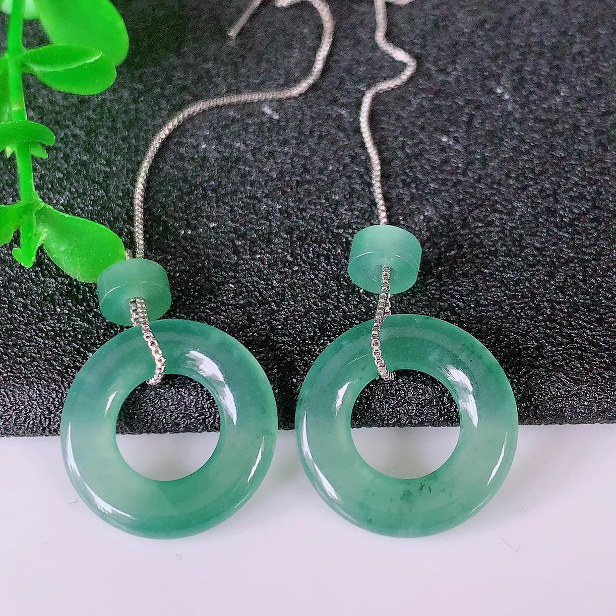 自然光实拍，冰种飘花翡翠一对平安扣耳坠，翠色灵动，玉质细腻，颜色漂亮，品相佳，佩戴佳品！配图银线 #185.2平安扣尺寸16.6*2.8mm