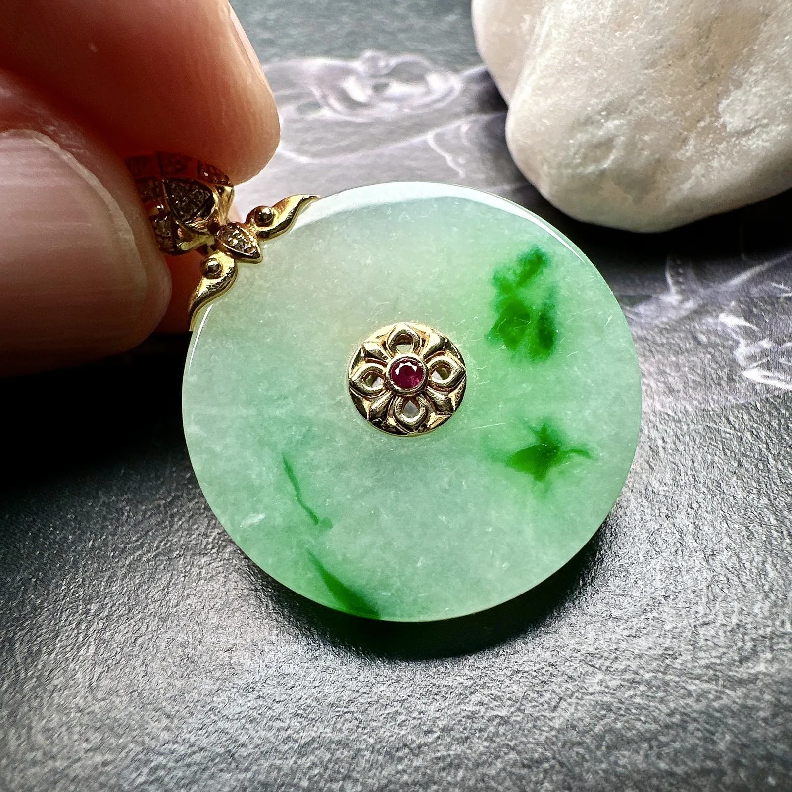 【冰糯种飘绿圆无事牌】质地细腻，种水色俱全，冰透闪亮，18k金钻镶嵌，裸石尺寸毫米