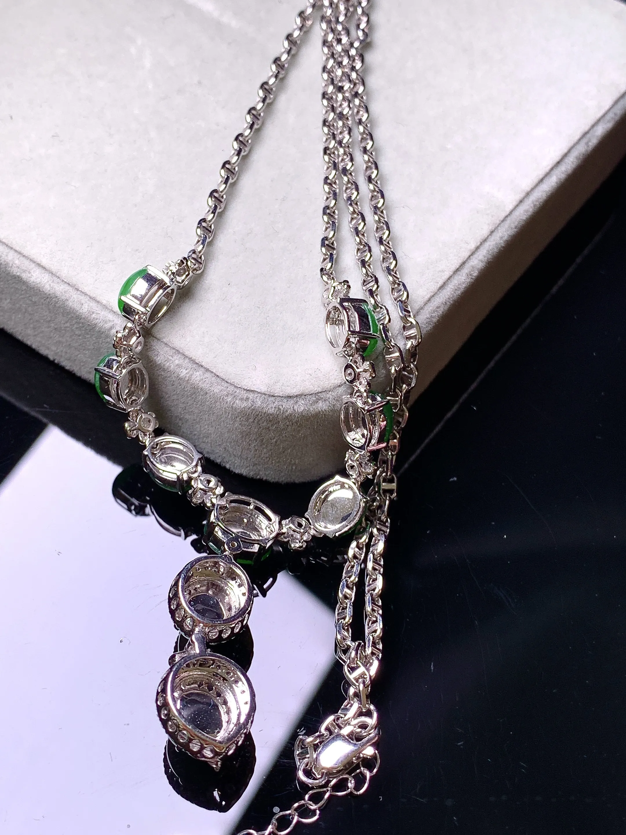 18k金钻镶嵌满绿蛋面锁骨项链 玉质细腻 色泽艳丽清新 整体尺寸68*10*7.5