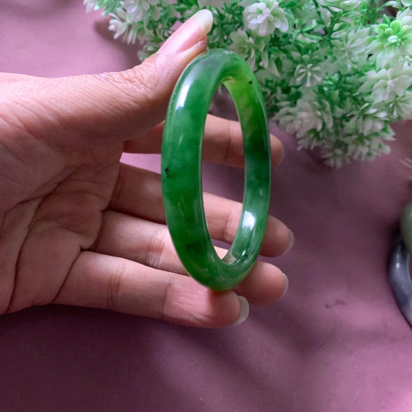 和田玉59圈口碧玉苹果绿手镯【挽间柔情】，镯型古朴典雅。在诗情画意的雨巷相遇，你是我腕间的一抹风情，有你眸有深情.清风荡漾湖间静水，我愿俯身低眉，在烟波涟漪处寻