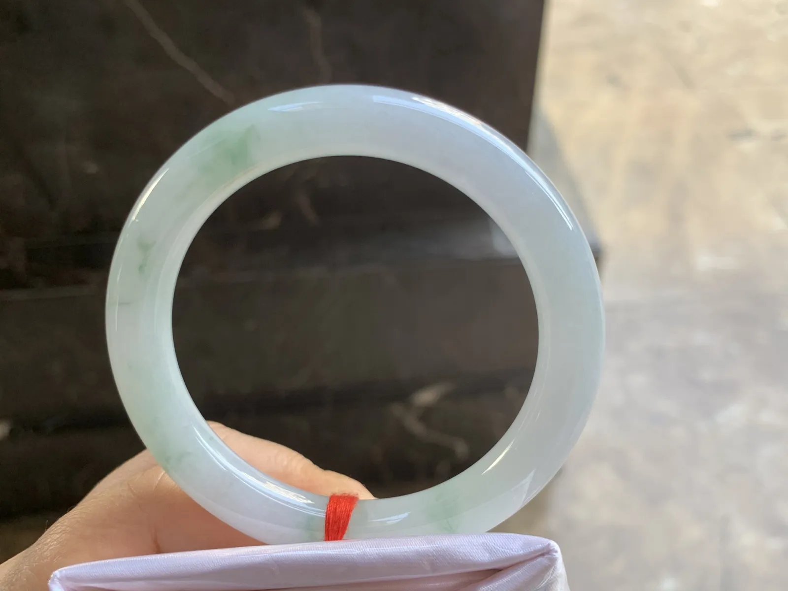 54.5-9.5mm
糯冰飘花圆条手镯 底子细腻 水润