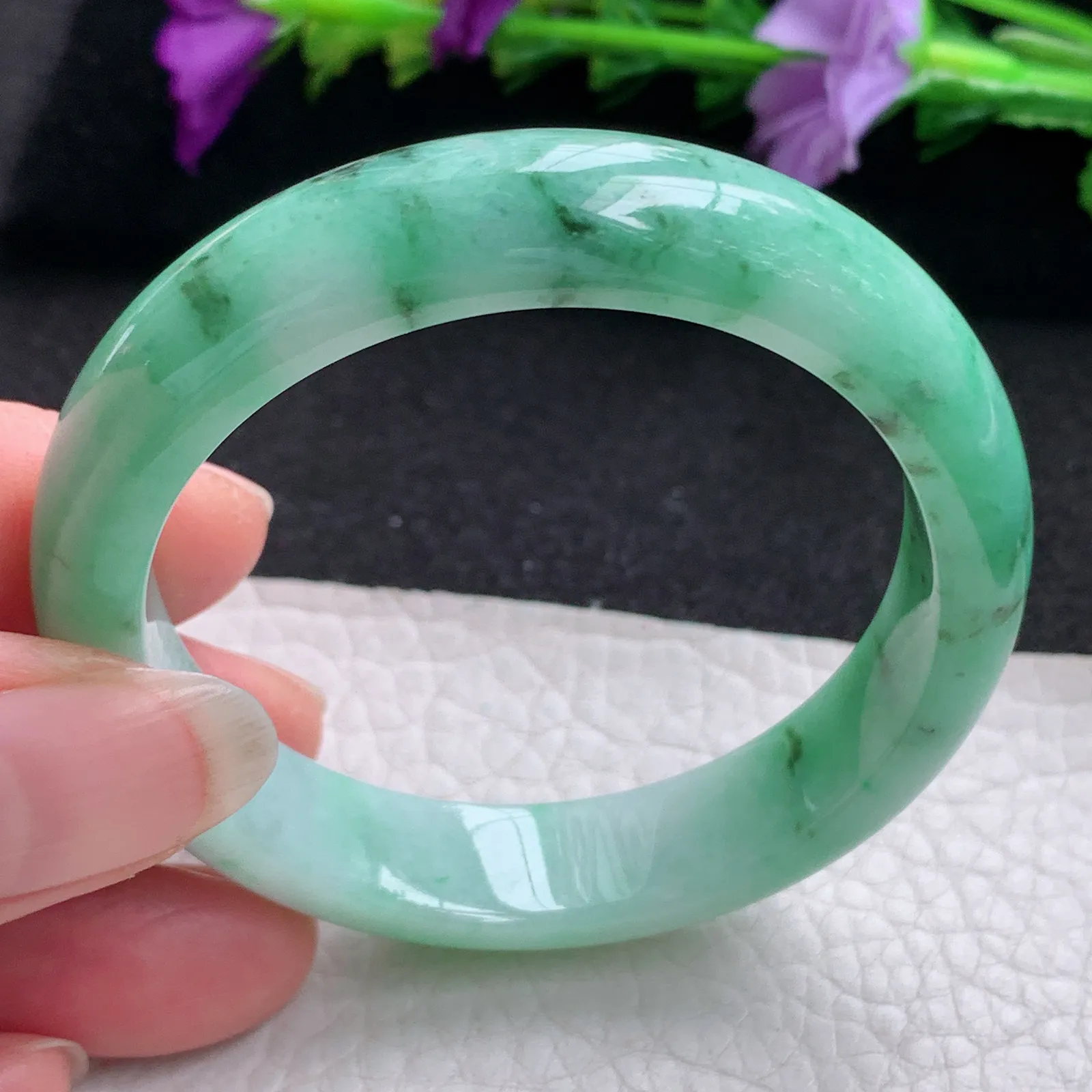 yh实拍54*48*11.2*7贵妃镯 天然缅甸翡翠飘绿宽边椭形玉手镯 玉手环