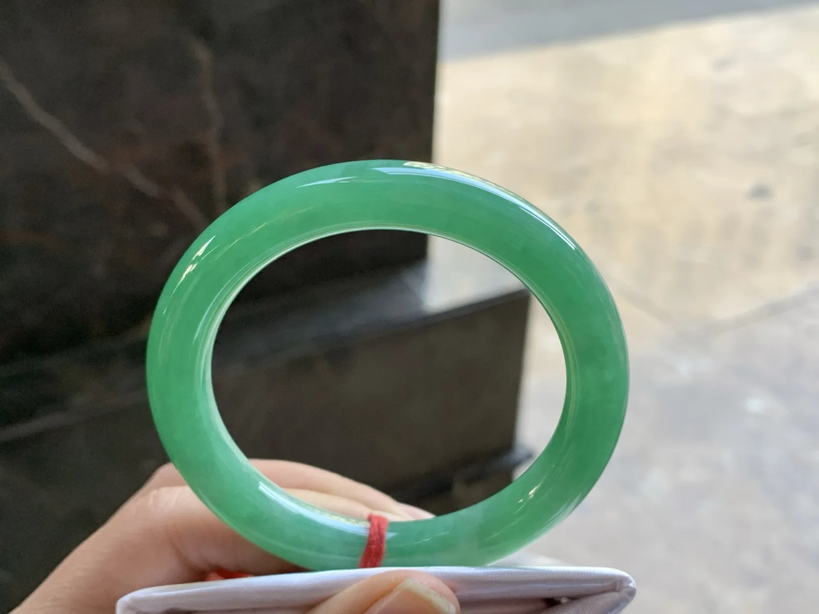 53-9.2-8.6

绿色圆条手镯^_^鲜艳 玉质温润