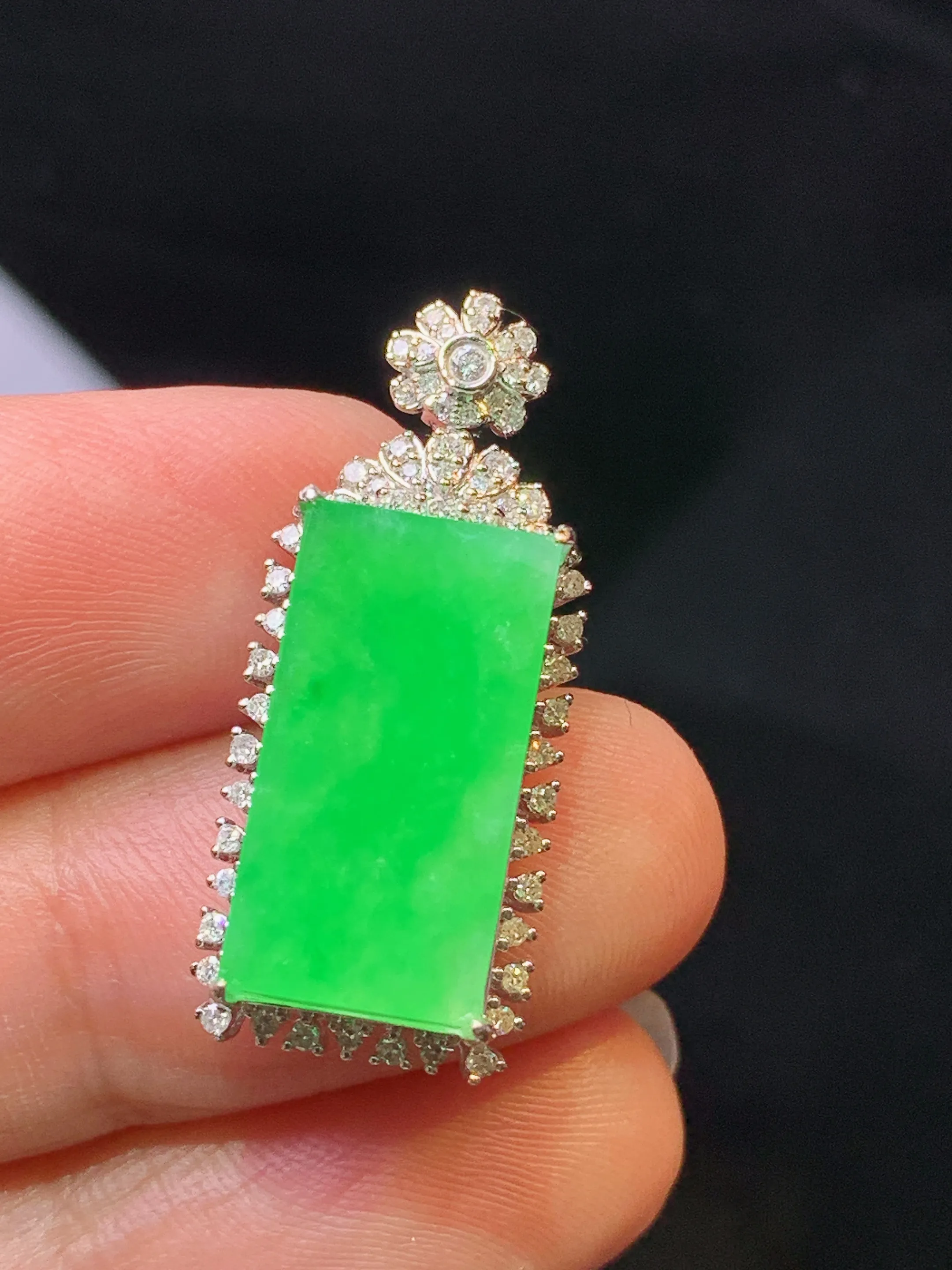 18k金钻镶嵌翠绿无事牌吊坠 玉质细腻 色泽艳丽清新 整体尺寸28.2*11.8*7