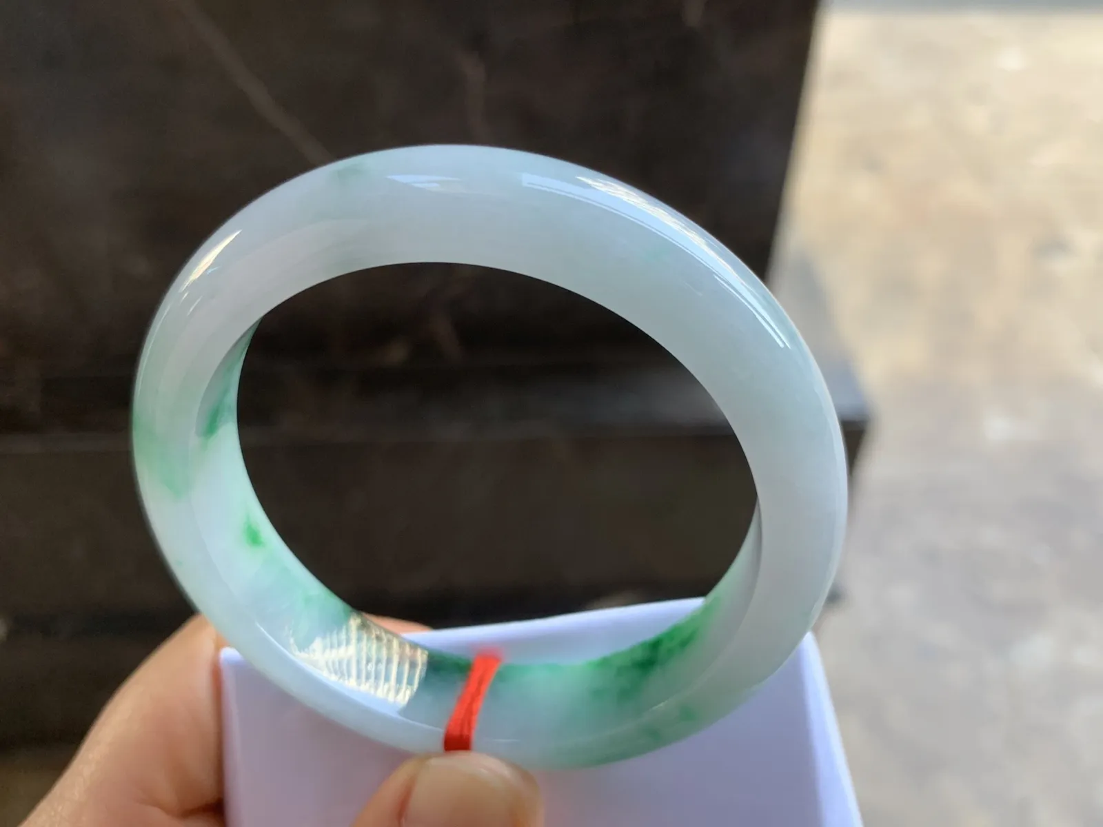 57-13.2-8.3mm
带色手镯 底子细腻 颜色辣绿 推荐