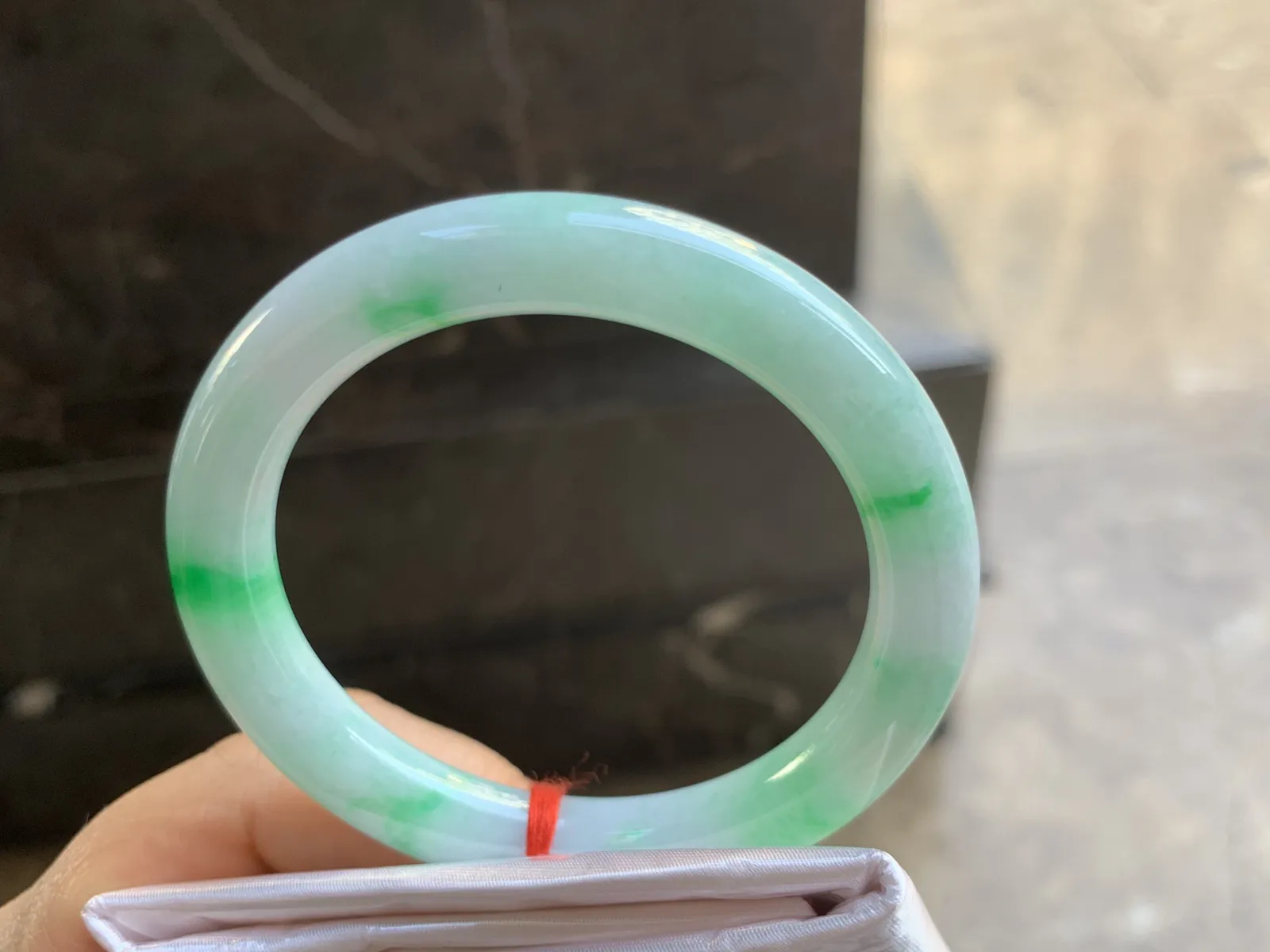 52-9.5-8.8mm
带色圆条手镯 底子细腻 颜色漂亮