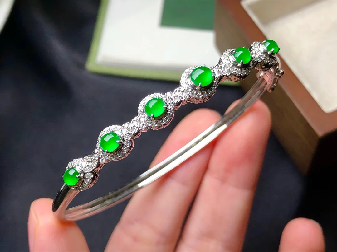 【18K金镶嵌蛋面手镯】种老细腻，色阳浓郁起胶圈口：56.5*6.6*5.6