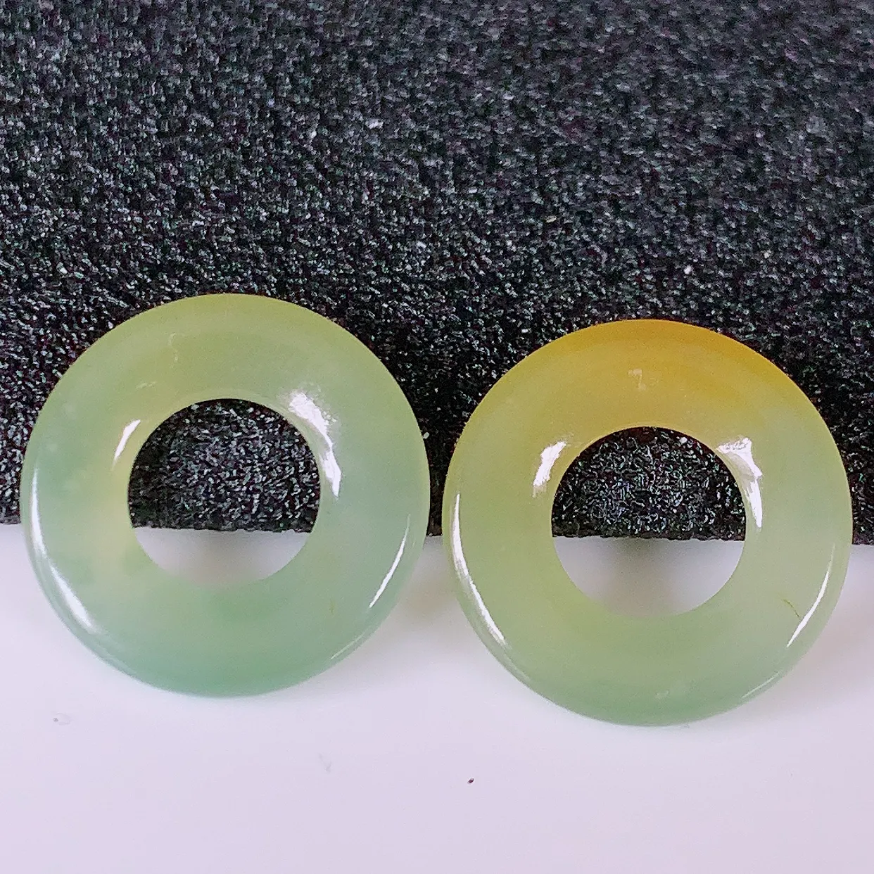 自然光实拍，冰种黄翡翡翠一对平安扣耳坠，翠色灵动，玉质细腻，颜色漂亮，品相佳，佩戴佳品！配图银线 #158.2平安扣尺寸15-2.5mm