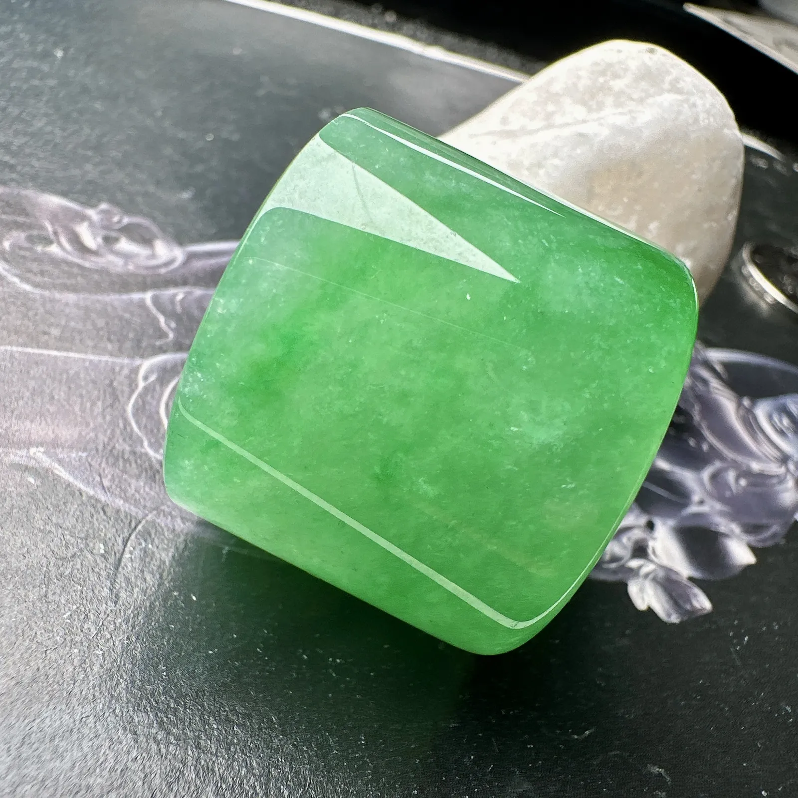 【冰种满绿路路通】巨无霸尺寸，种水颜色都不错，冰感明显，质地细腻干净，佩戴佳品。收藏品质。