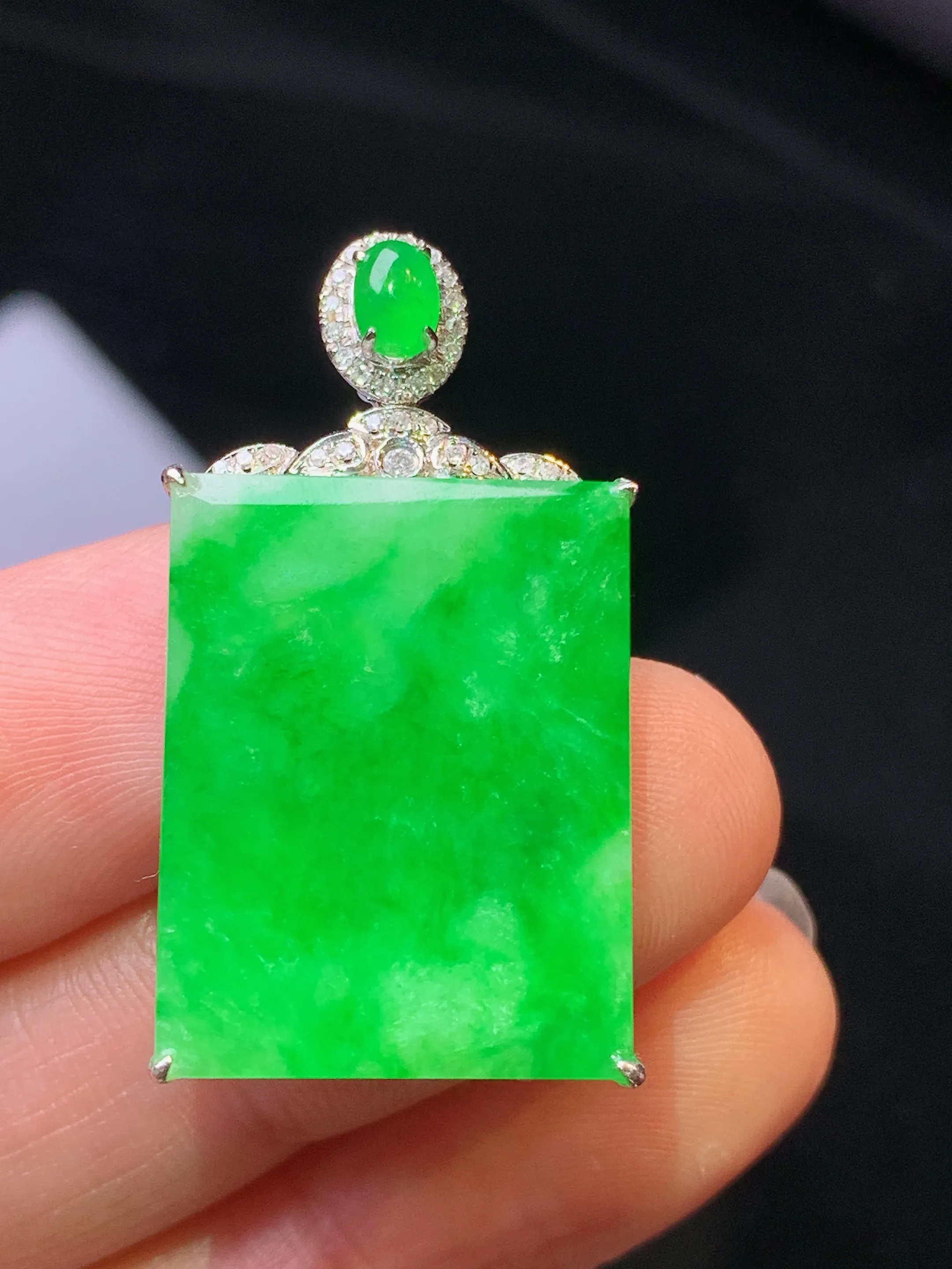 18k金钻镶嵌翠绿无事牌吊坠 玉质细腻 色泽艳丽清新 整体尺寸32.5*17*6