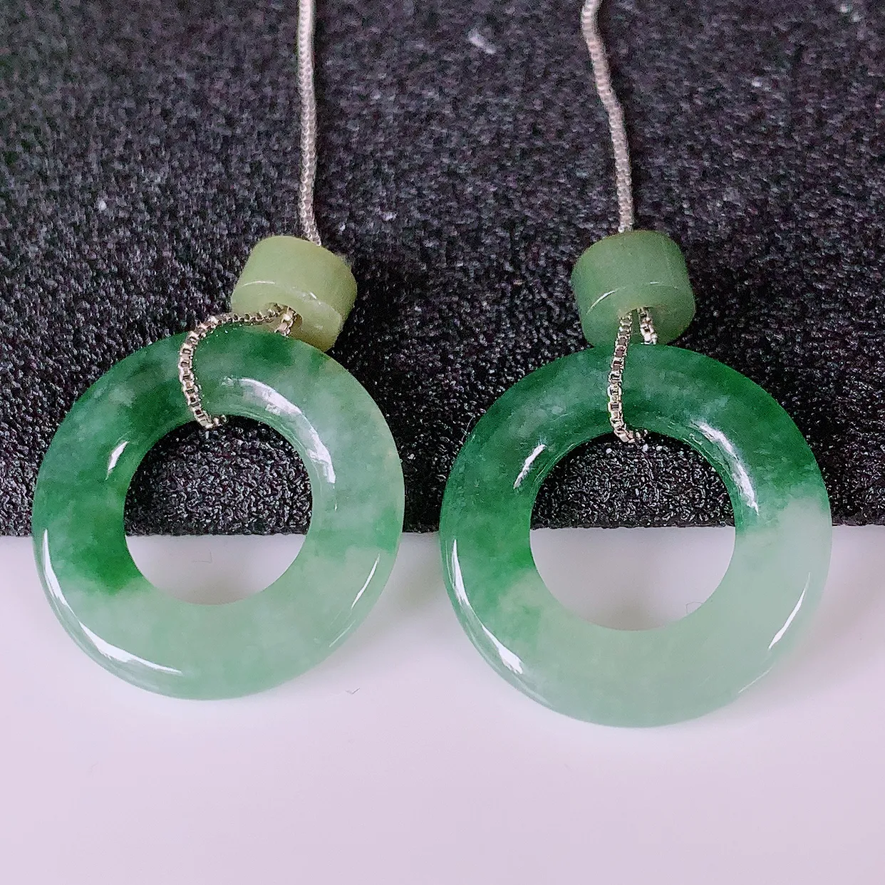 自然光实拍，冰种飘花翡翠一对平安扣耳坠，翠色灵动，玉质细腻，颜色漂亮，品相佳，佩戴佳品！配图银线 #186.2平安扣尺寸18.5*3