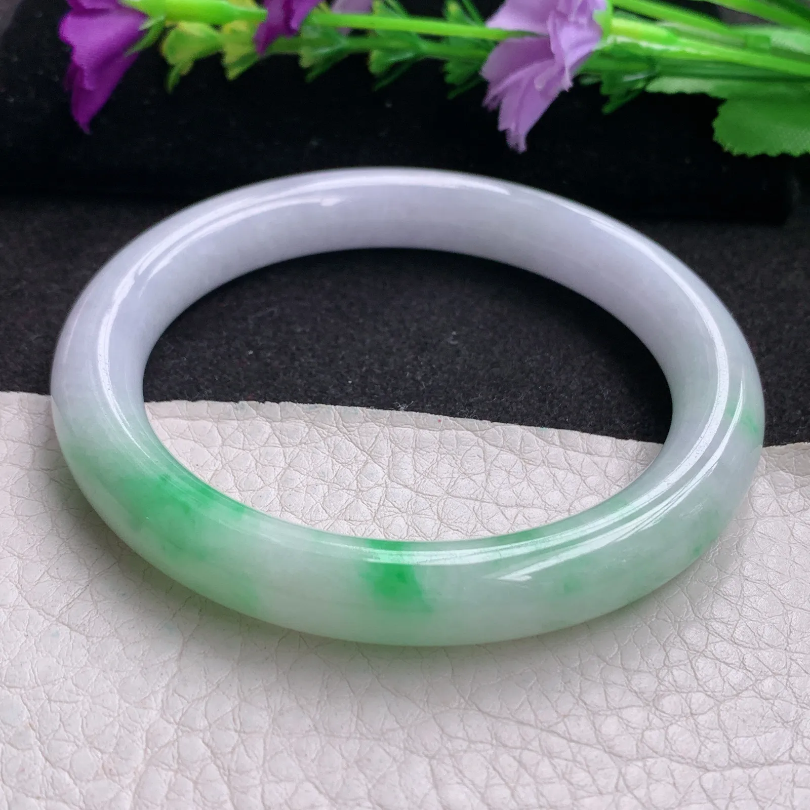 yh实拍59*10*9.5美人镯 天然缅甸翡翠春带彩圆条玉手镯 玉手环