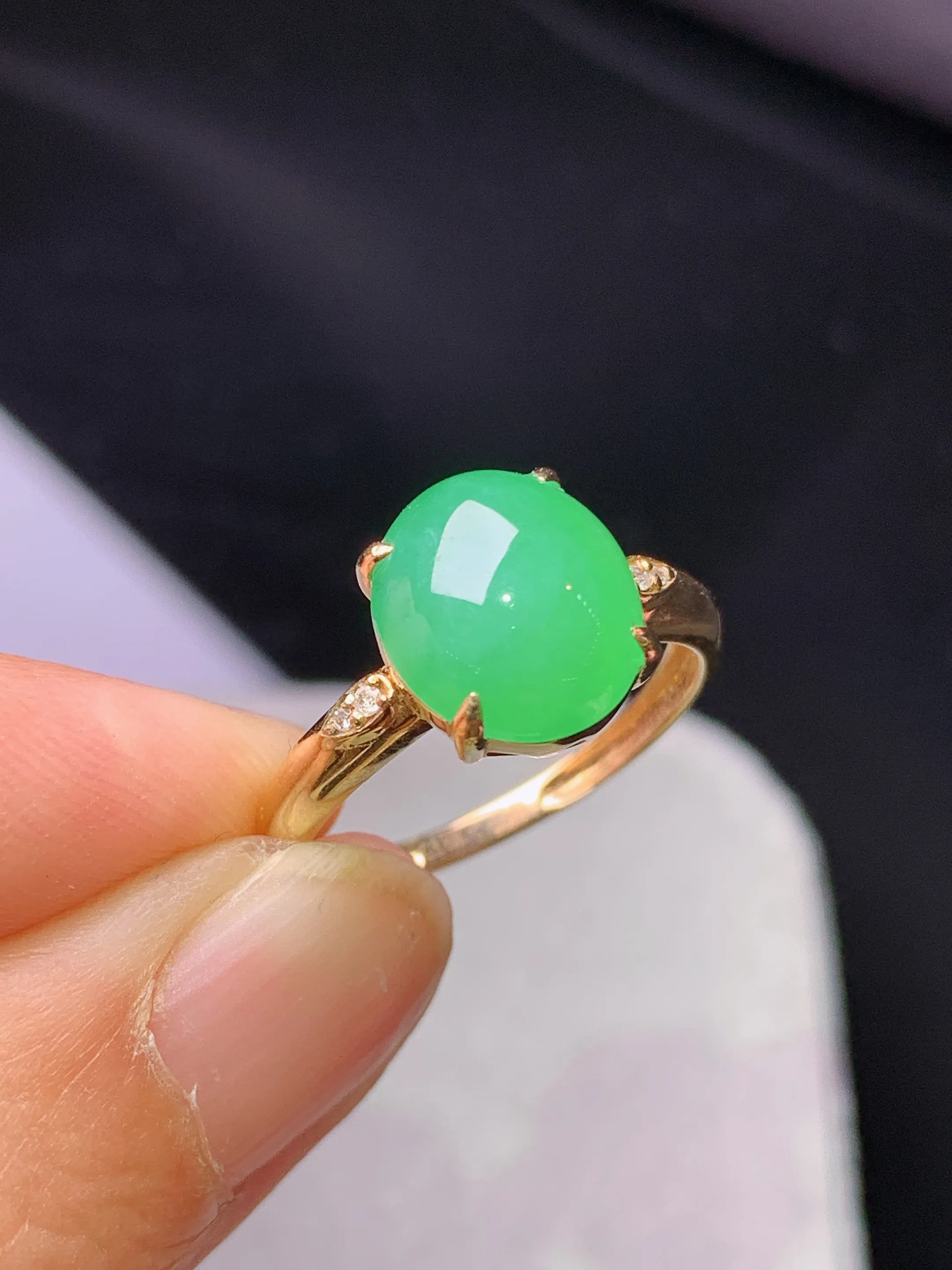 18k金镶嵌翠绿蛋面戒指 玉质细腻 色泽艳丽清新 圈口13.5 裸石尺寸10.3*8.8*4.8