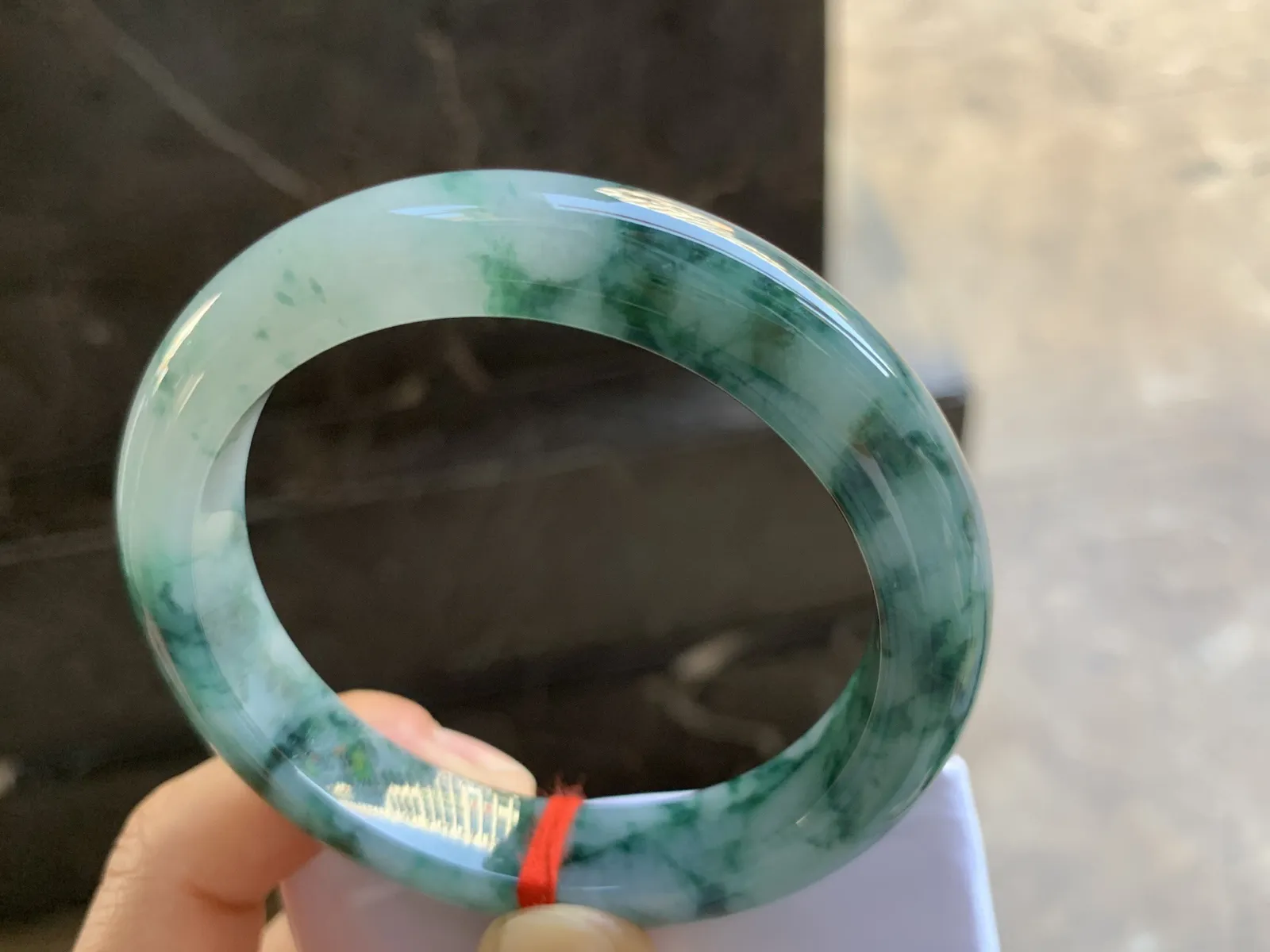 57-12.2-9mm
糯冰飘花手镯 底子细腻 花色浓郁