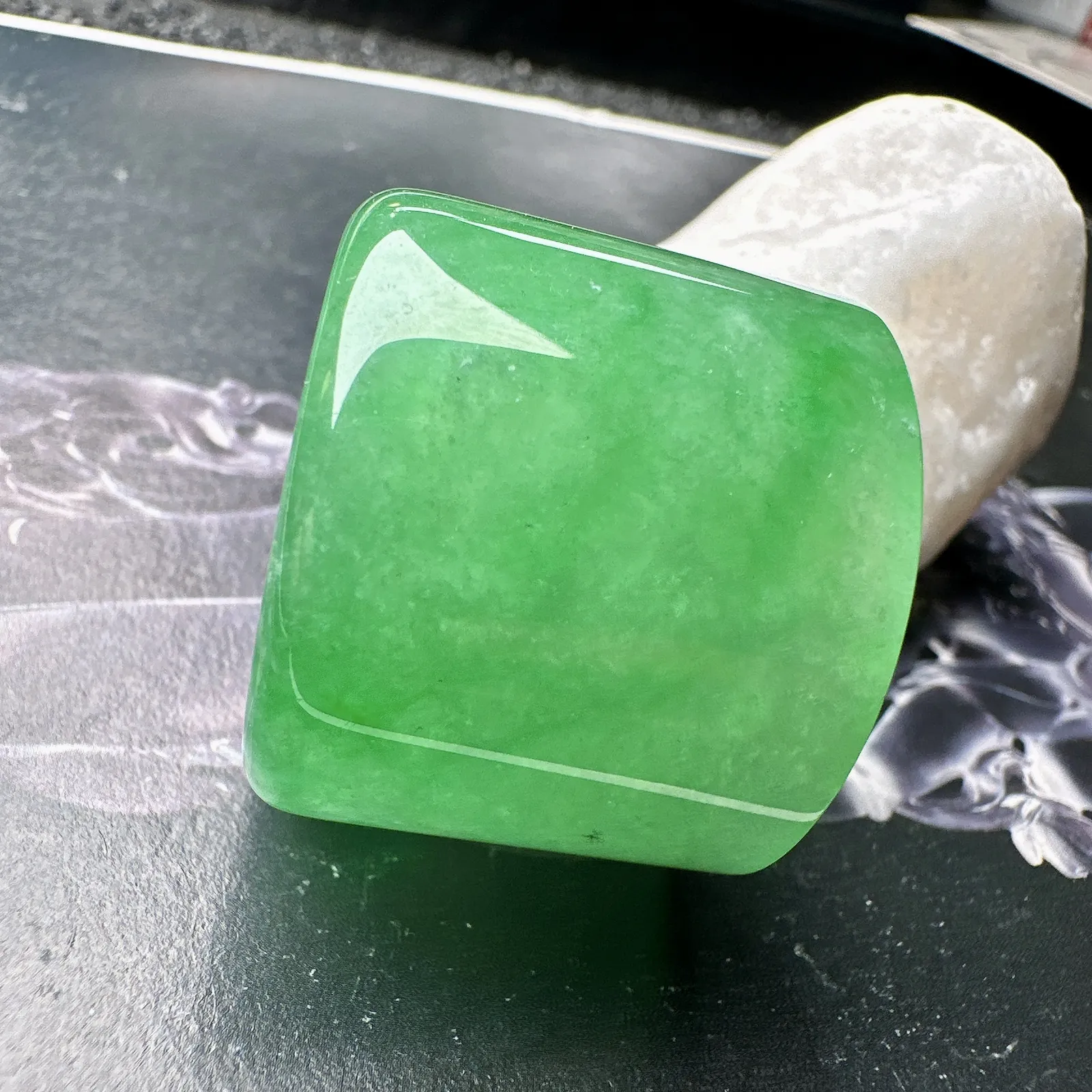 【冰种满绿路路通】巨无霸尺寸，种水颜色都不错，冰感明显，质地细腻干净，佩戴佳品。收藏品质。