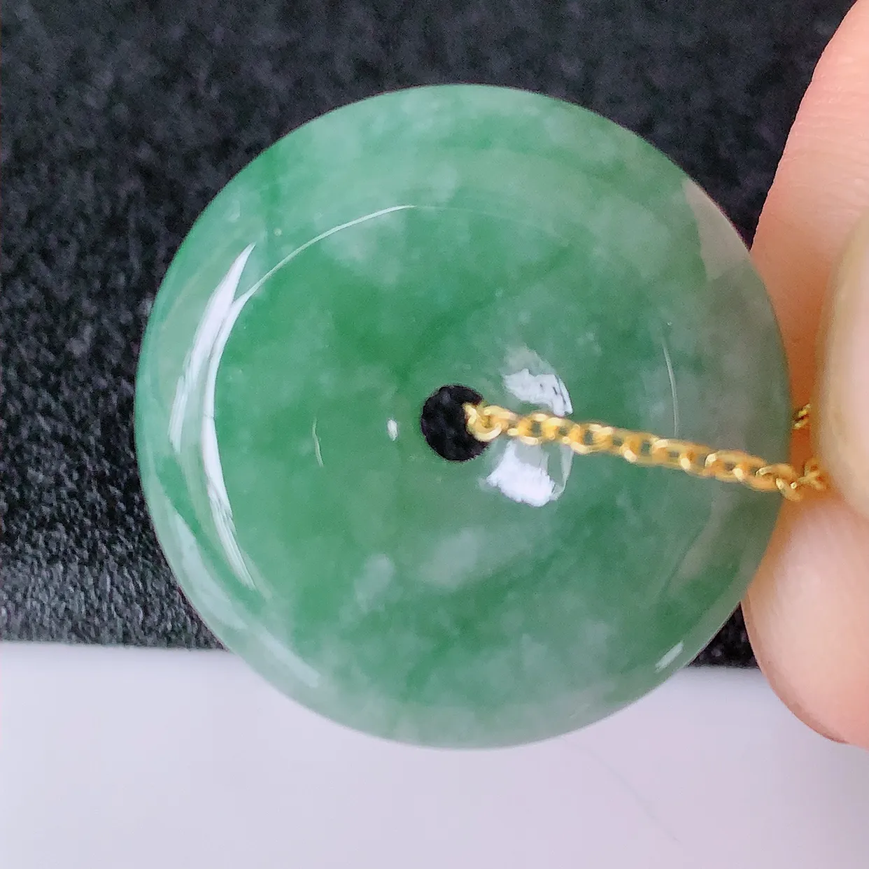 自然光实拍，冰飘花翡翠平安扣吊坠，冰透，灵动飘逸，寓意平平安安，平安扣佩戴端庄漂亮！#155.2尺寸