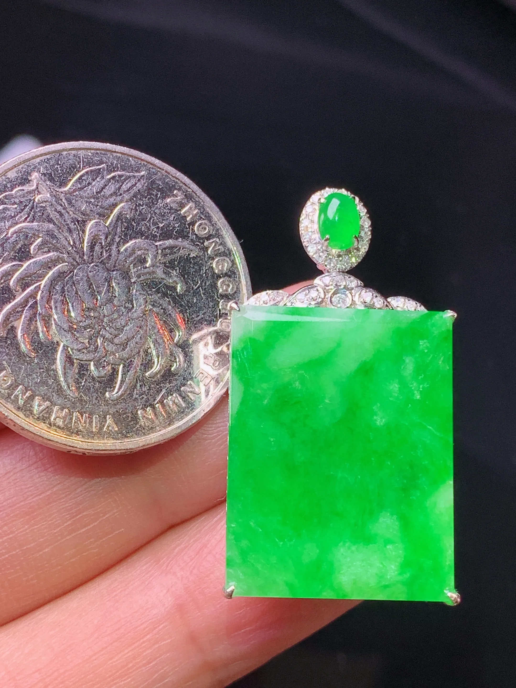 18k金钻镶嵌翠绿无事牌吊坠 玉质细腻 色泽艳丽清新 整体尺寸32.5*17*6