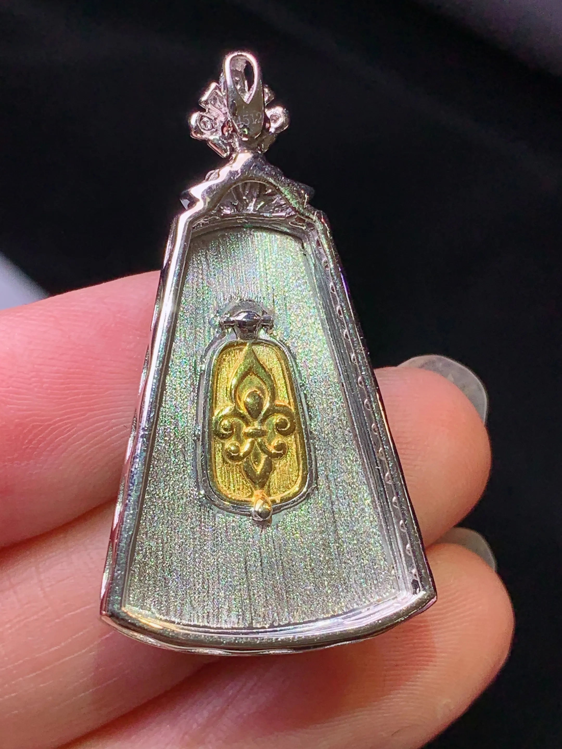 18k金钻镶嵌翠绿无事牌吊坠 玉质细腻 色泽艳丽清新 整体尺寸37.5*20.6*5.7