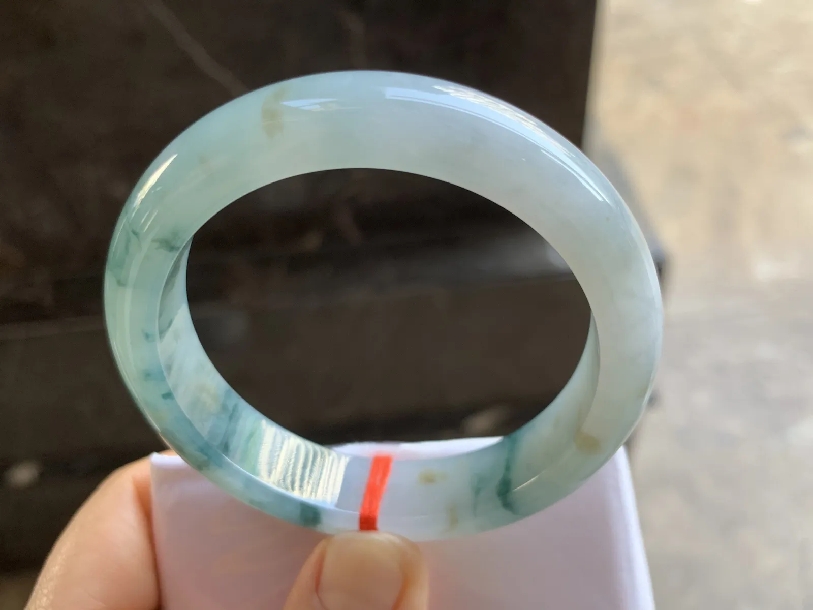 55-12.8-8mm
糯冰飘花手镯 底子细腻 水润 局部撒金