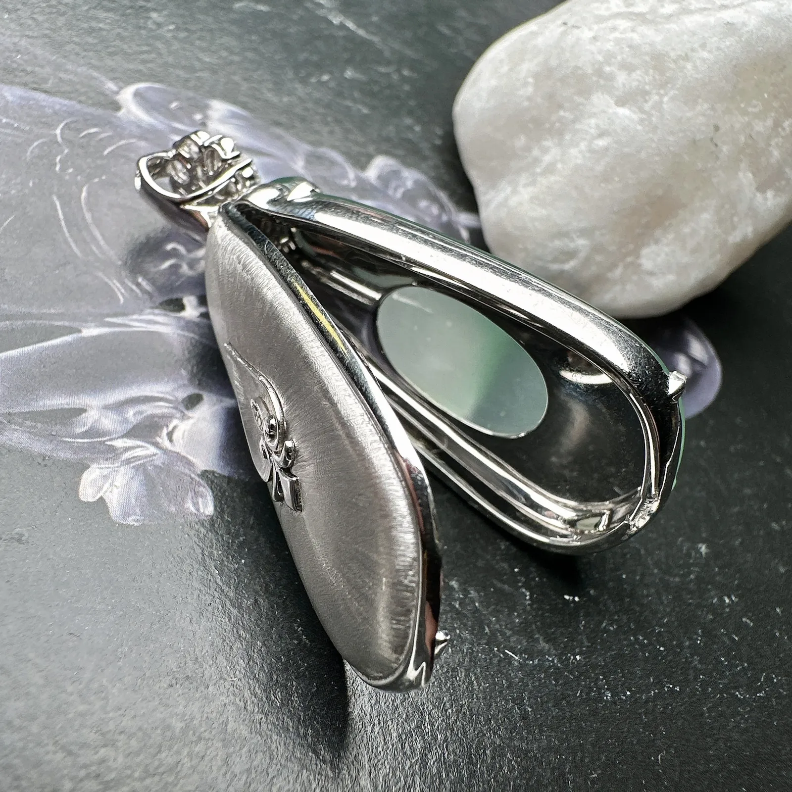 【冰种晴绿福豆吊坠】种地上乘，冰感十足，通透起光，饱满圆润，收藏品质，18k金钻镶嵌，裸石尺寸38.2*18.5*6.6毫米