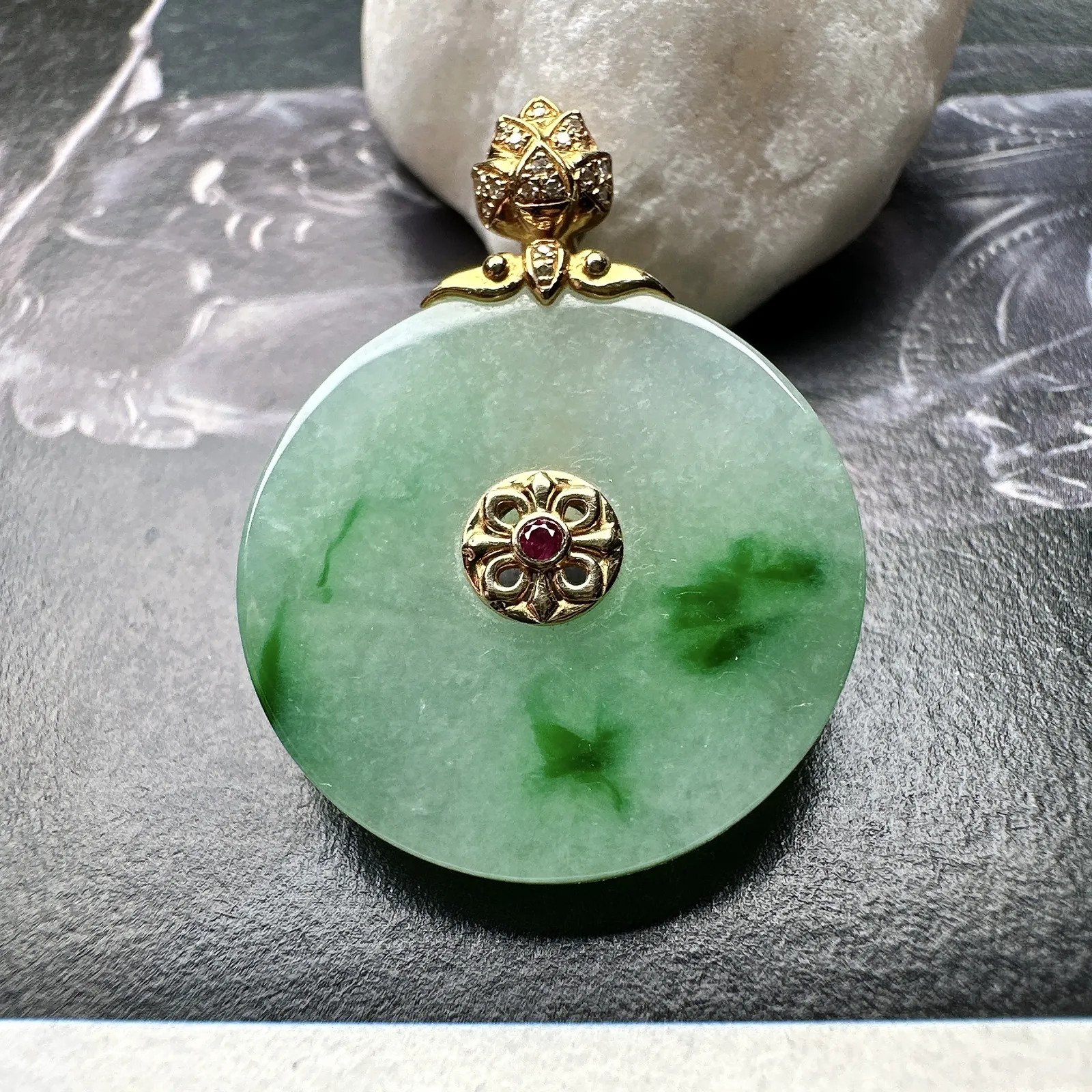 【冰糯种飘绿圆无事牌】质地细腻，种水色俱全，冰透闪亮，18k金钻镶嵌，裸石尺寸毫米