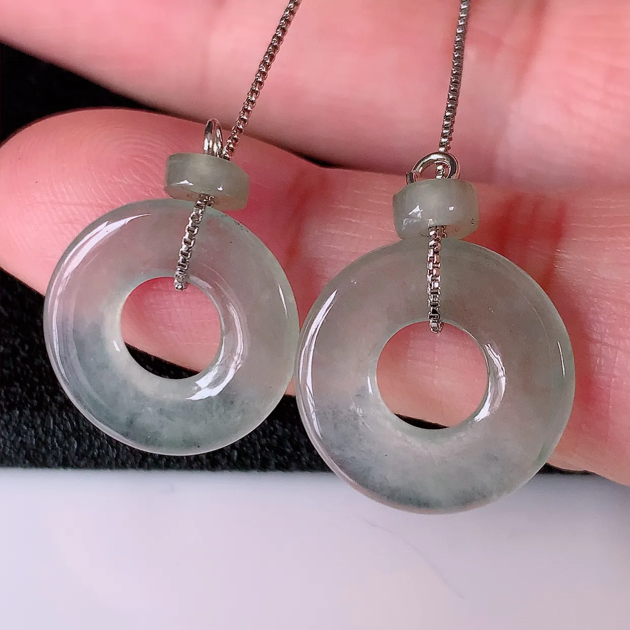 自然光实拍，冰种翡翠一对平安扣耳坠，翠色灵动，玉质细腻，颜色漂亮，品相佳，佩戴佳品！配图银线 #769.2平安扣尺寸15*2.5