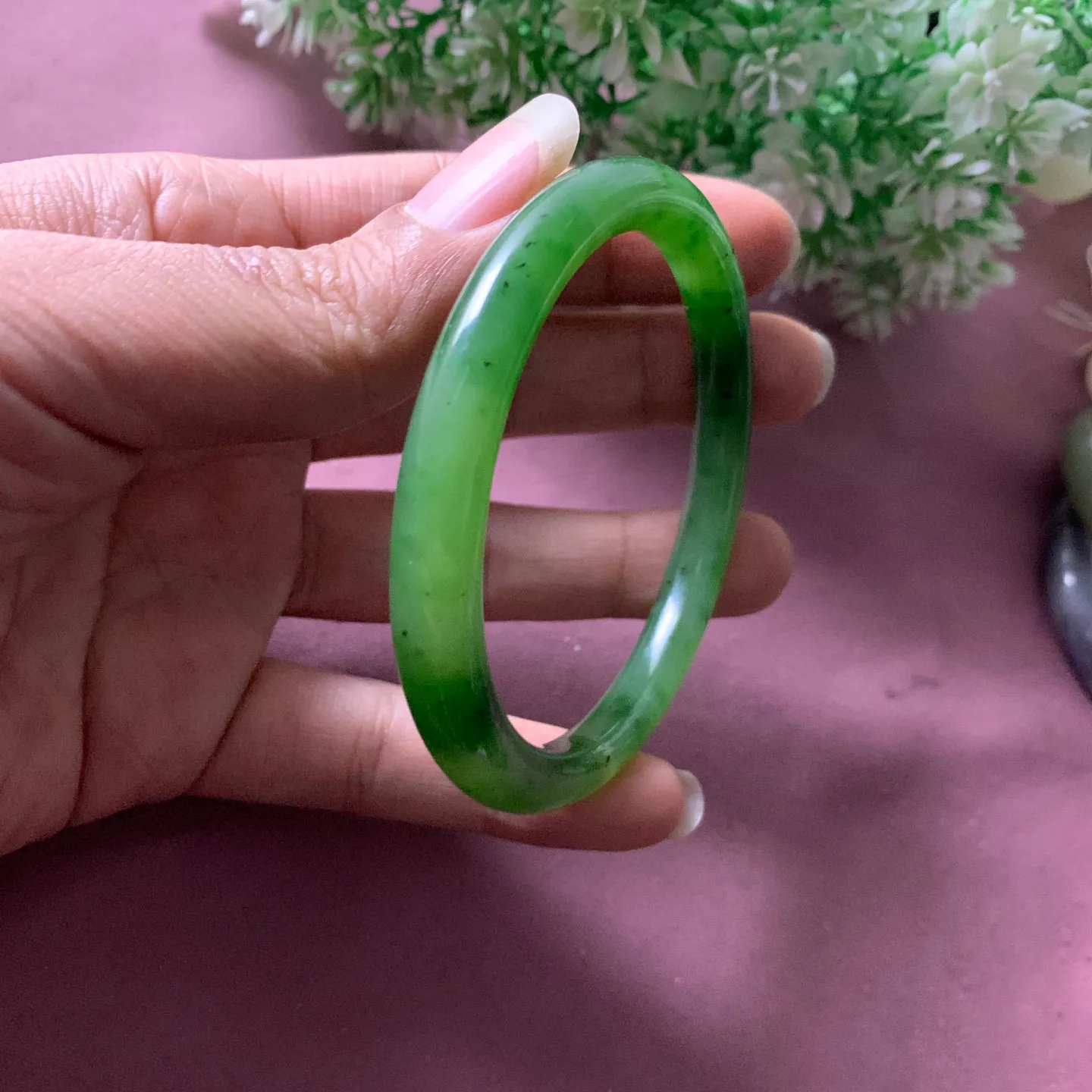 和田玉61.5圈口碧玉冰底阳绿色圆条手镯，镯型古朴典雅。在诗情画意的雨巷相遇，你是我腕间的一抹风情，